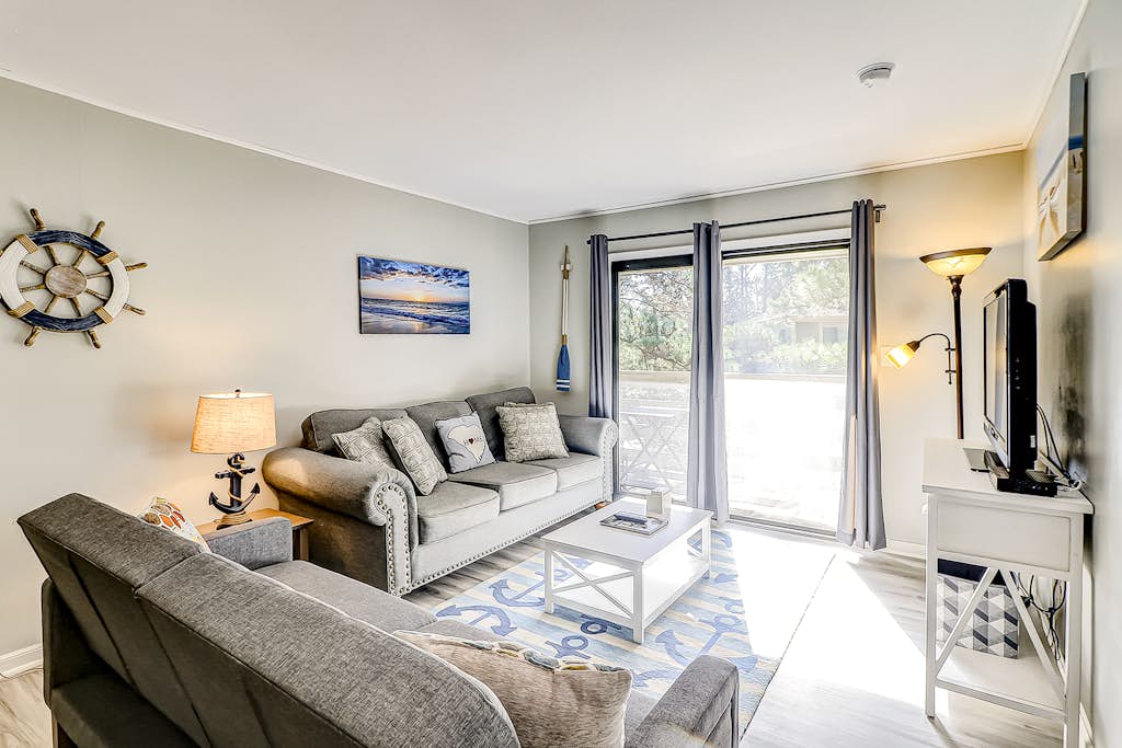 Cozy Third-Floor Condo w/ Fast WiFi & Balcony plus Shared Pool, Hot Tub, Tennis — Hilton Head, SC — vacation rental