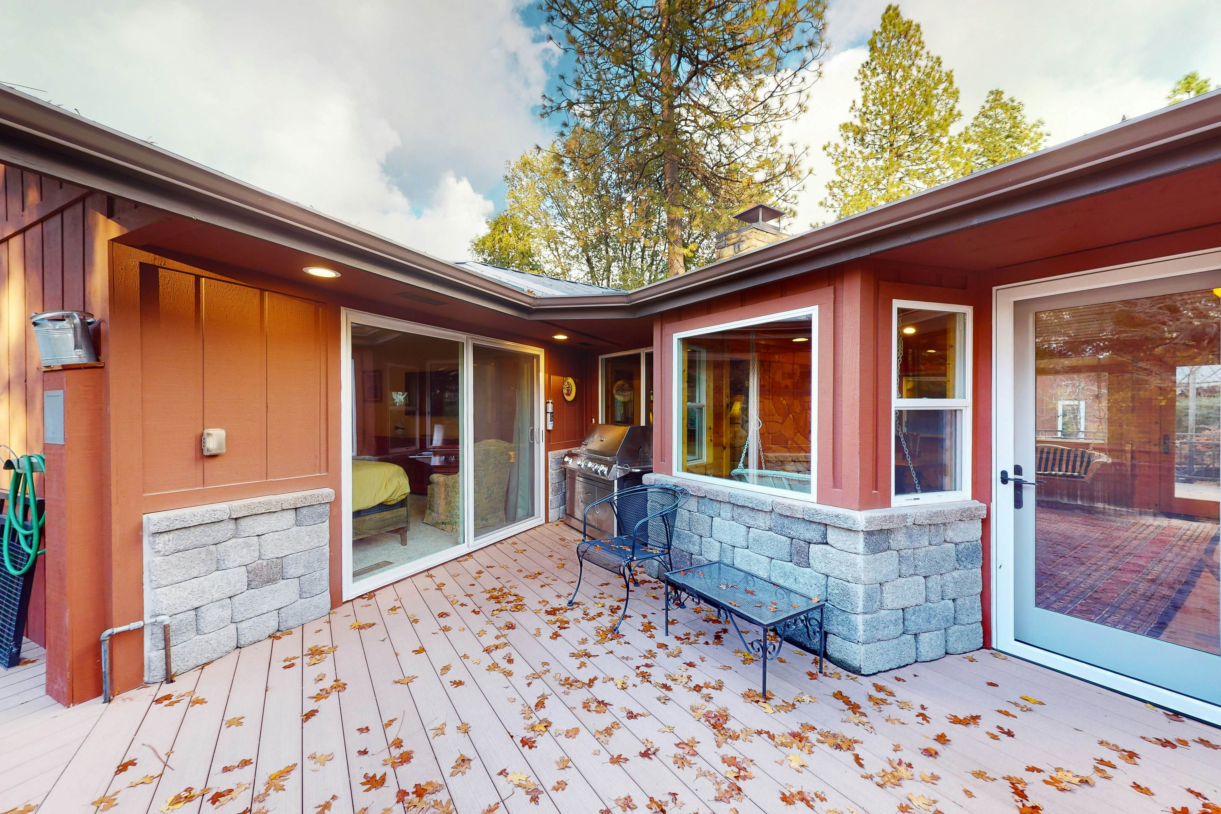 The Boomerang House of Ponderosa Basin 2 BD Mariposa, CA Vacation