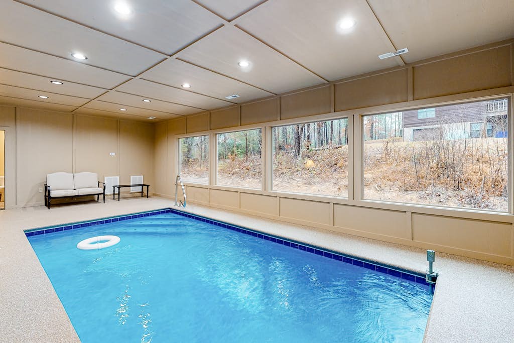 Cozy Cabin Stay, Sleeps 12・Pool・Hot Tub・Movie Room — Sevierville, TN — vacation rental