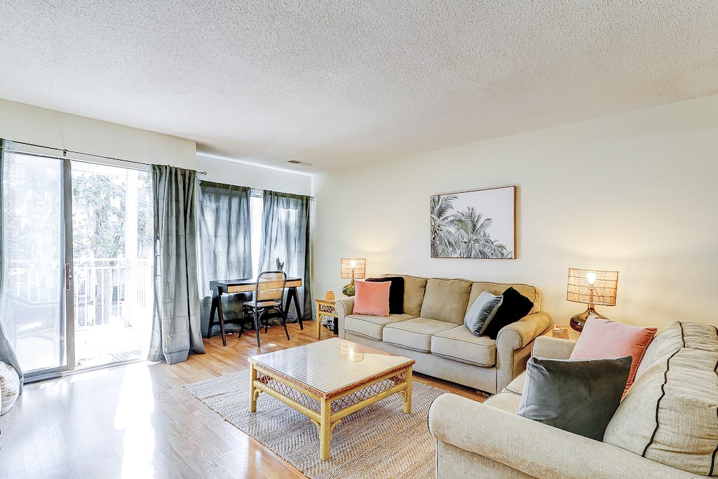 2nd-floor snowbird-friendly condo with balcony, pool, tennis, pool views, & W/D — Hilton Head, SC — vacation rental