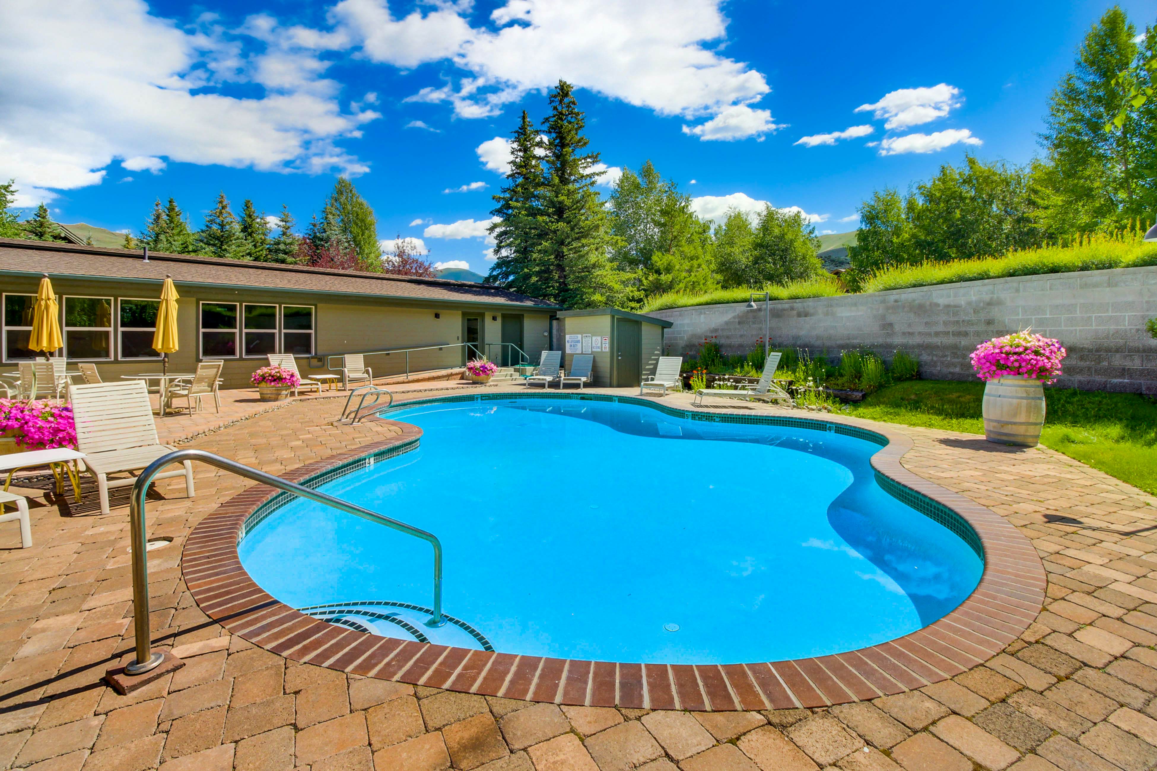 Single Level Ranch Condo in Elkhorn