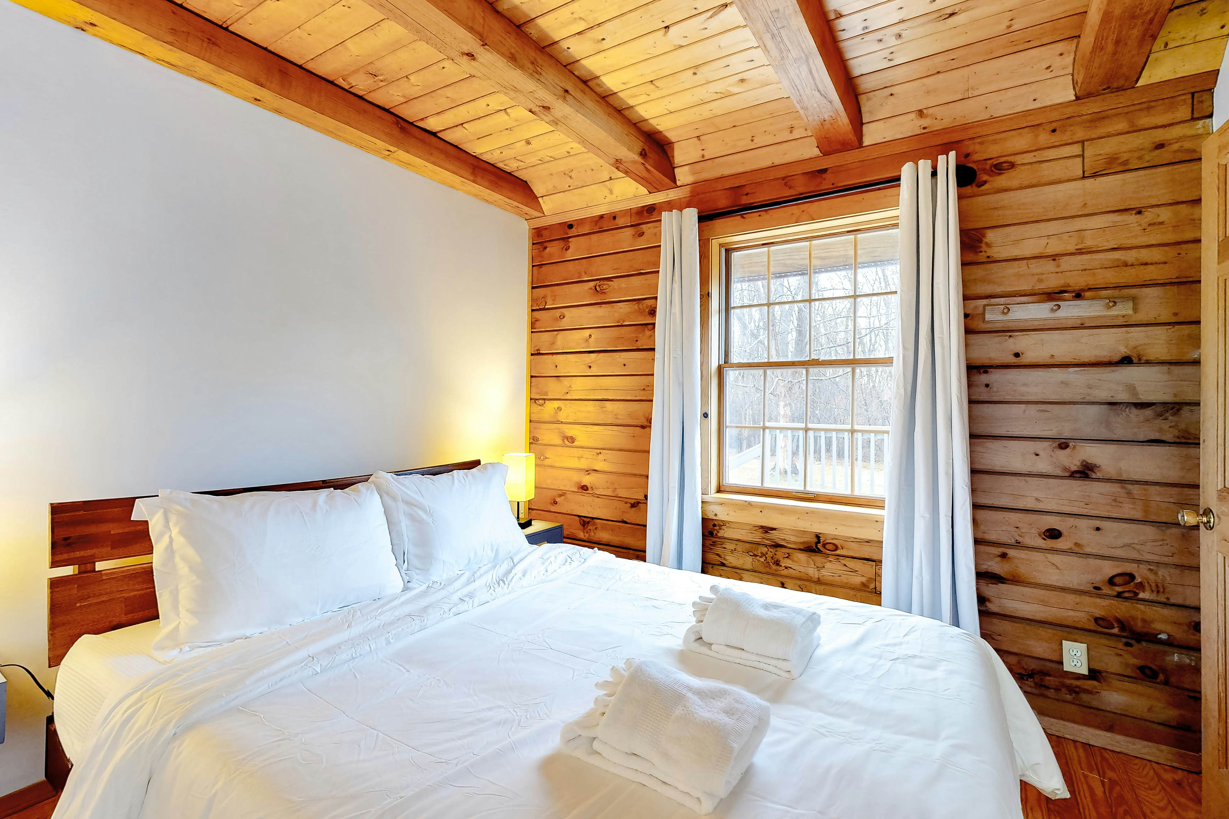 Modern Log Cabin with Vineyard Views 3 BD Penn Yan, NY Vacation