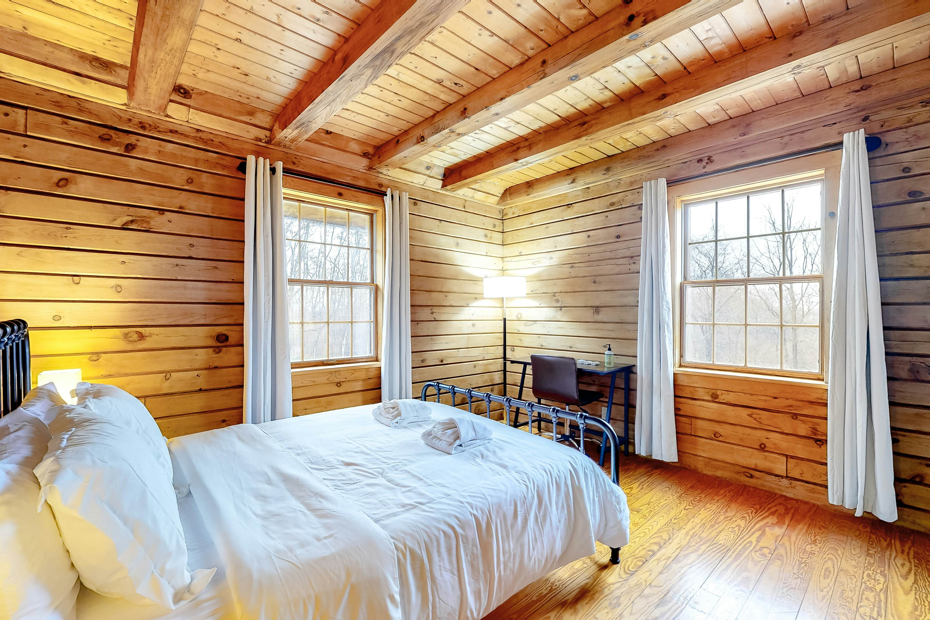 Modern Log Cabin with Vineyard Views 3 BD Penn Yan, NY Vacation