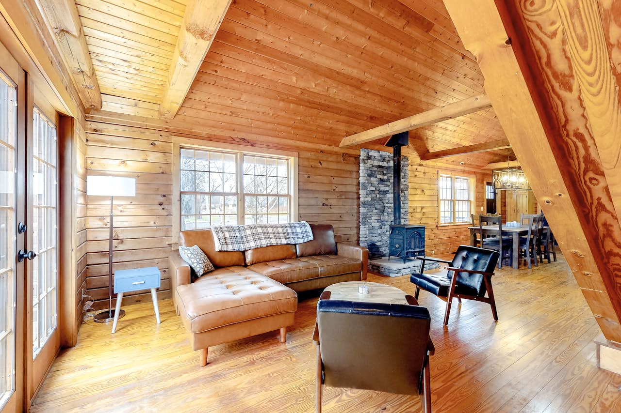 Modern Log Cabin with Vineyard Views 3 BD Penn Yan, NY Vacation