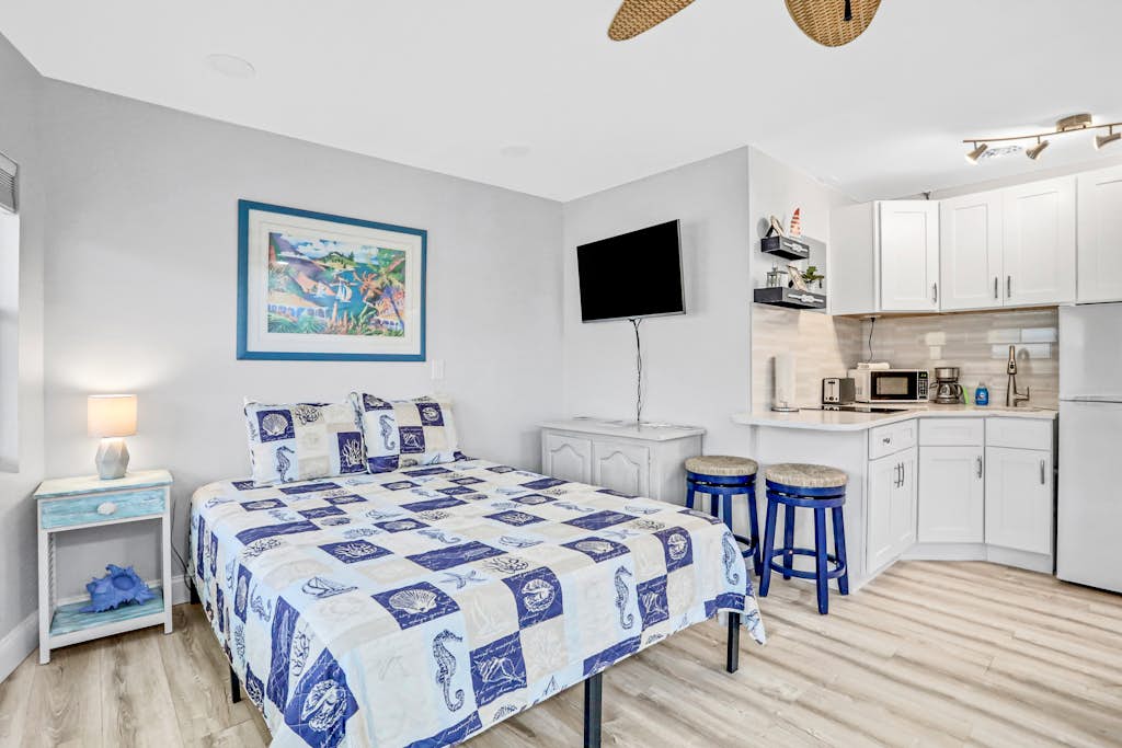 Beachfront studio with grilling area and shuffleboard steps to sand — North Redington Beach, FL — vacation rental