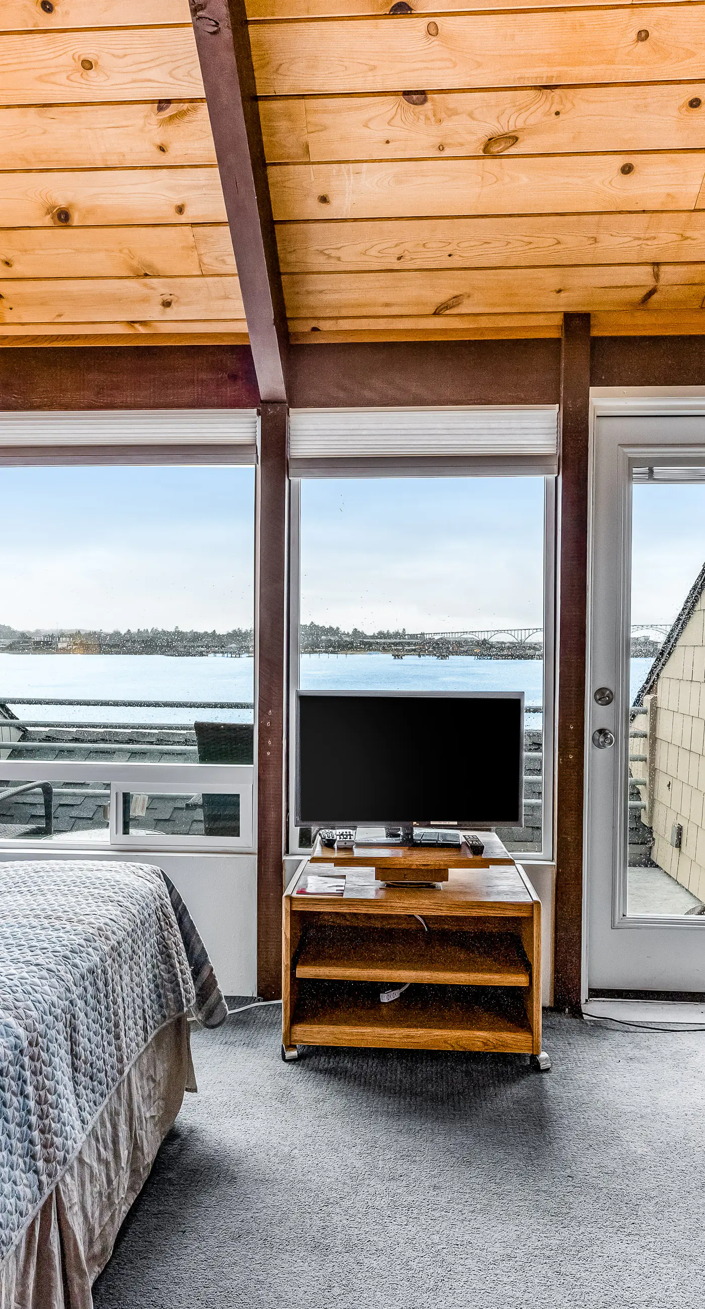 Embarcadero Condo E225 2 BD Newport, OR Vacation Rental Vacasa