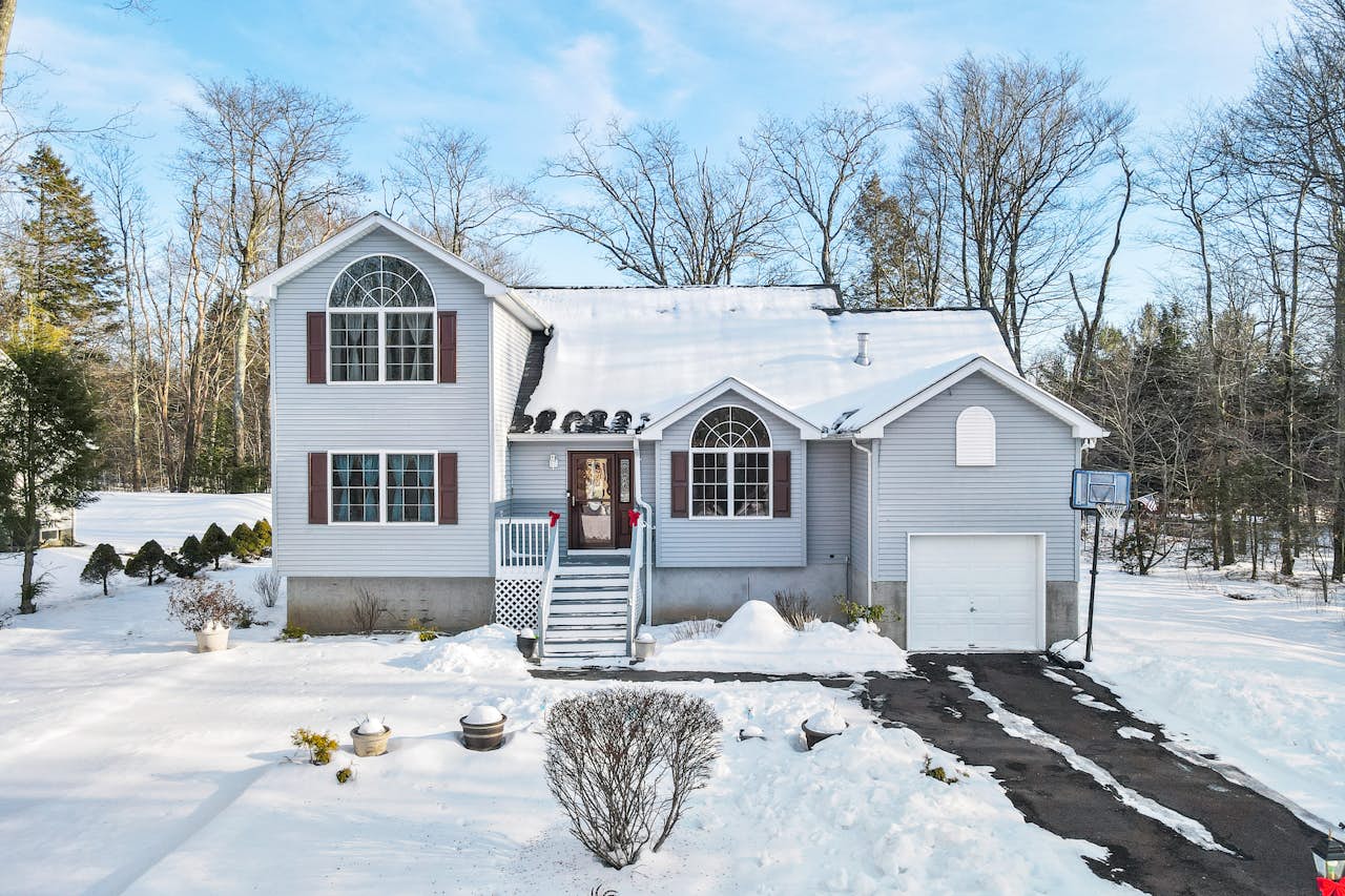 Poconos Peace & Quiet 5 BD Tobyhanna, PA Vacation Rental Vacasa