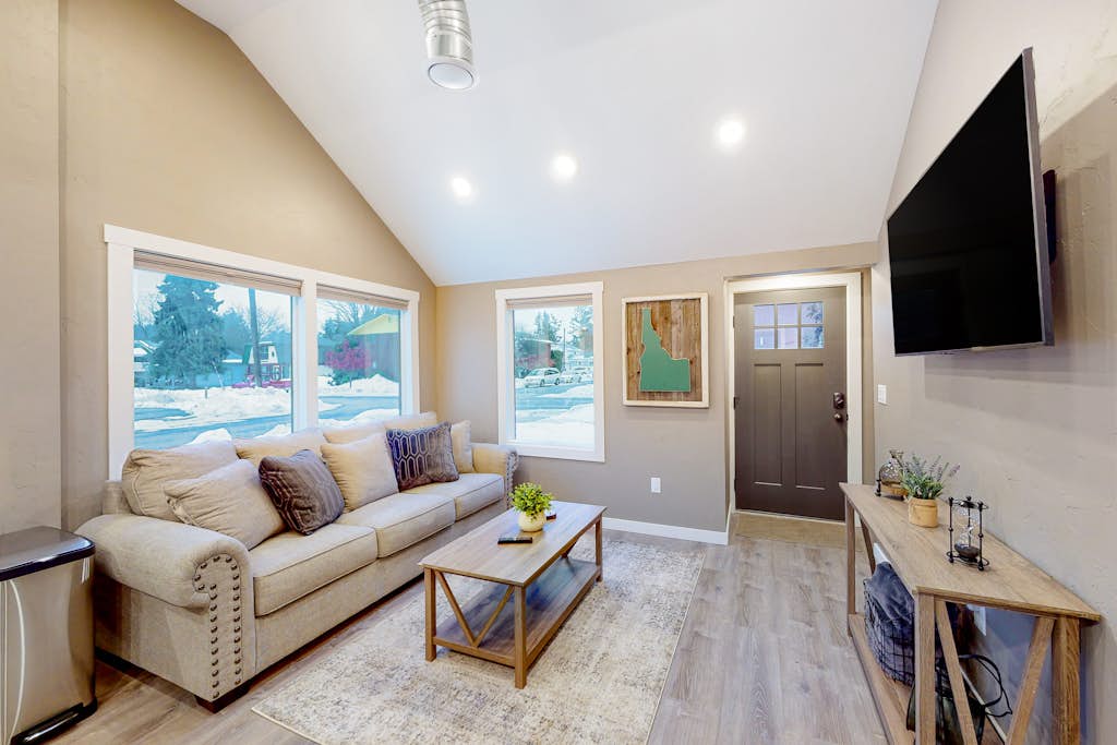 Downtown 1BD, fire table, walk to the lake 3