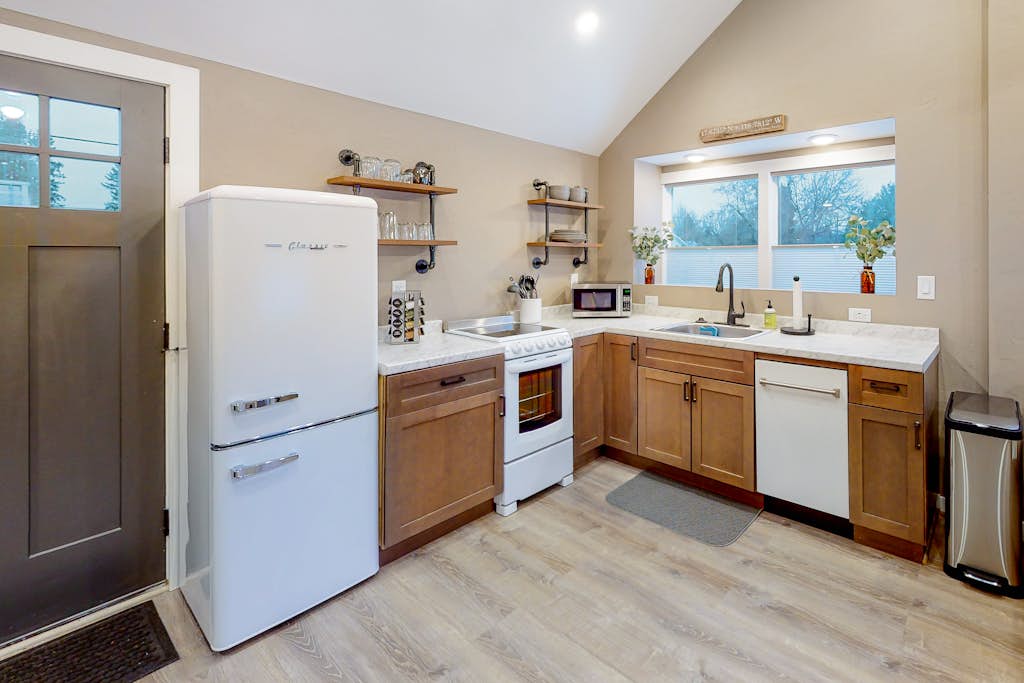 Downtown 1BD, fire table, walk to the lake 4