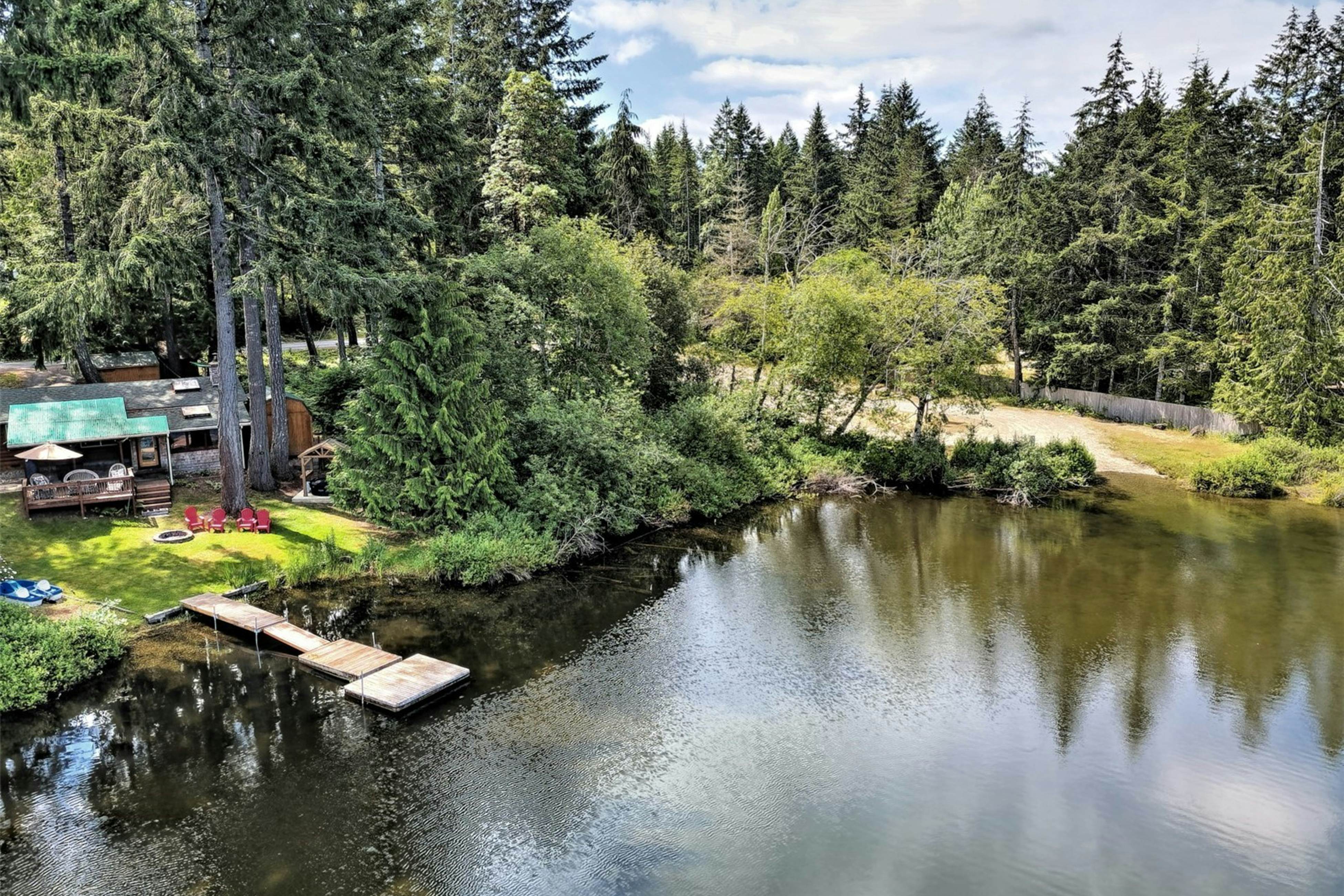 Best Catch Vintage Lakeside Log Cabin