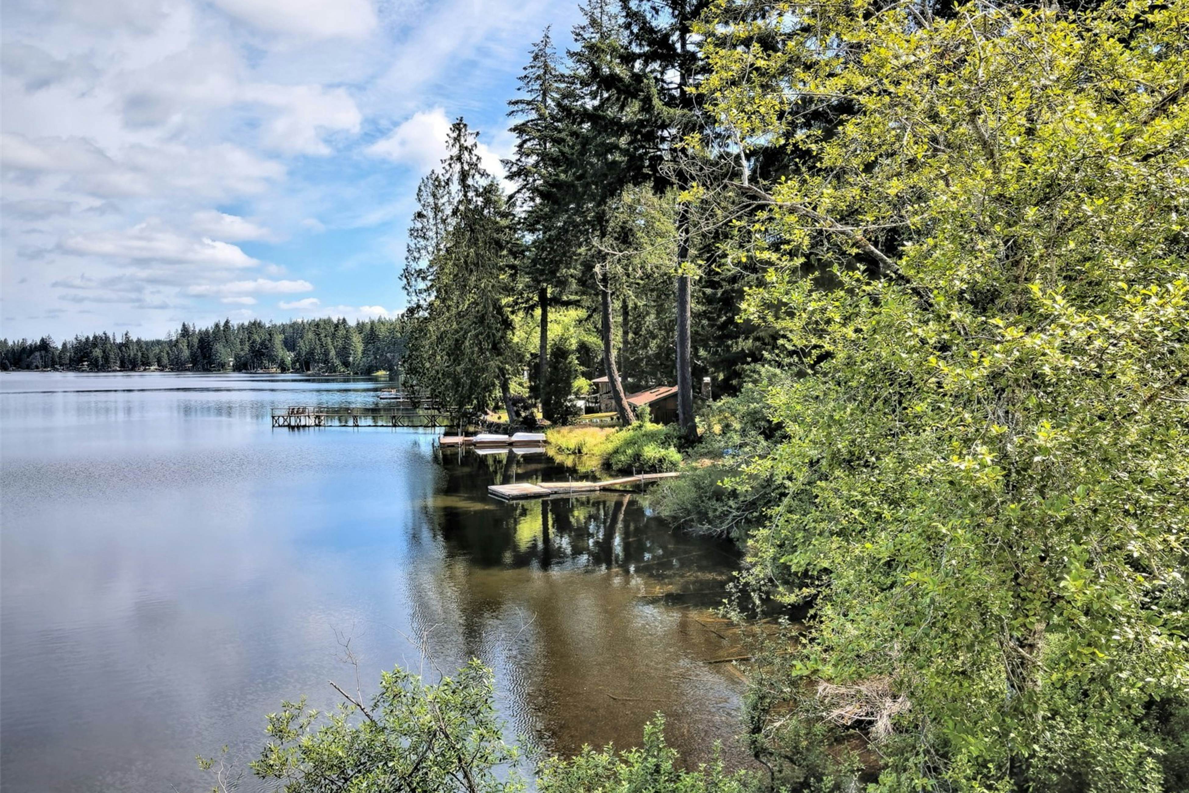 Best Catch Vintage Lakeside Log Cabin