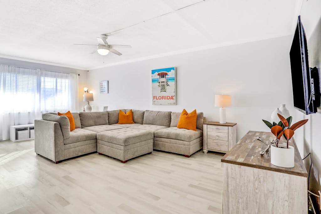 Relaxing condo with balcony WD central AC and kitchen snowbird friendly — Clearwater, FL — vacation rental