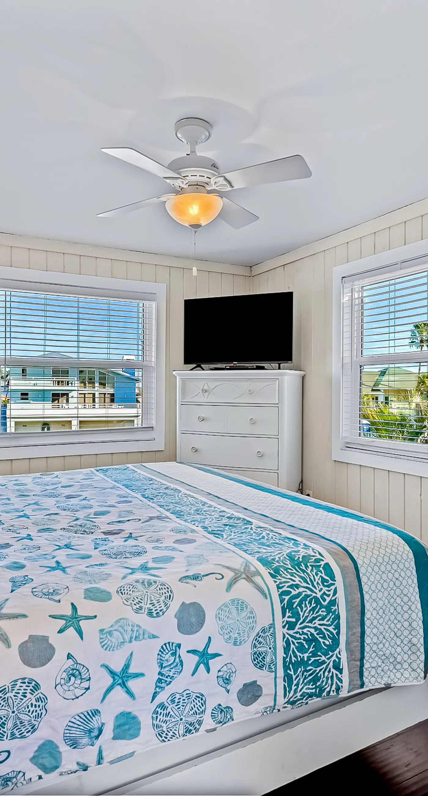 Beachy Keen Cottage 3 BD Belleair Beach, FL Vacation Rental Vacasa