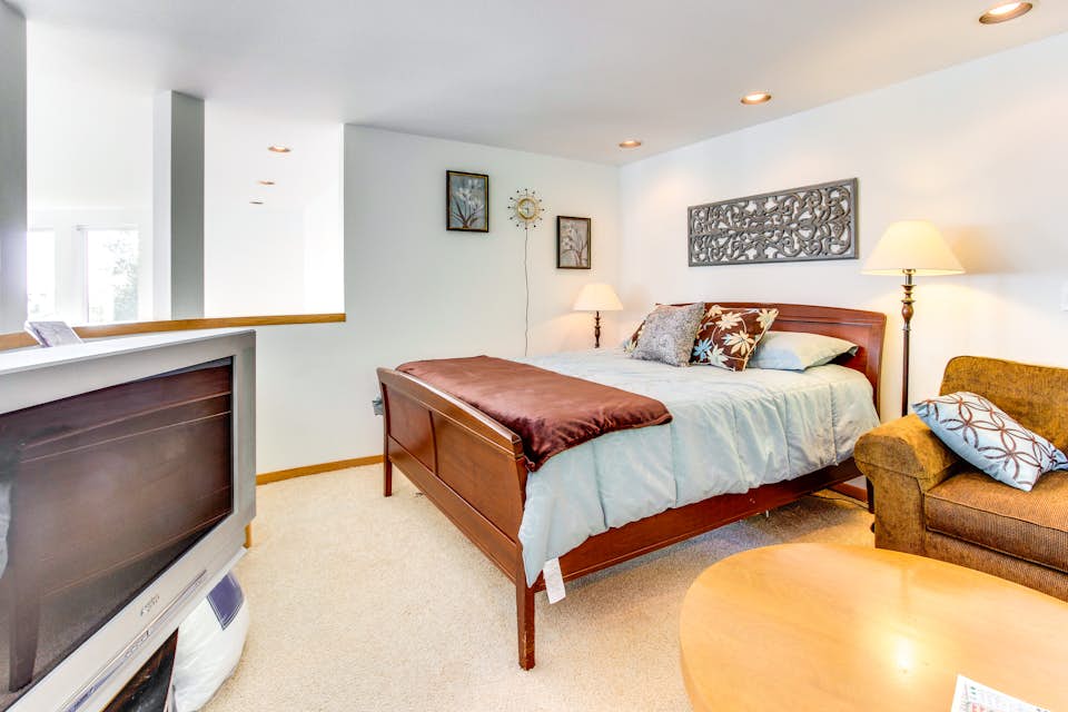 Forest Ridge Retreat 1 BD Vacation Rental in Coos Bay, OR Vacasa