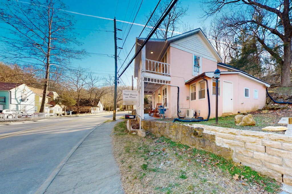 The Pink House on Main - Lower | 2 Bed Eureka Springs, AR