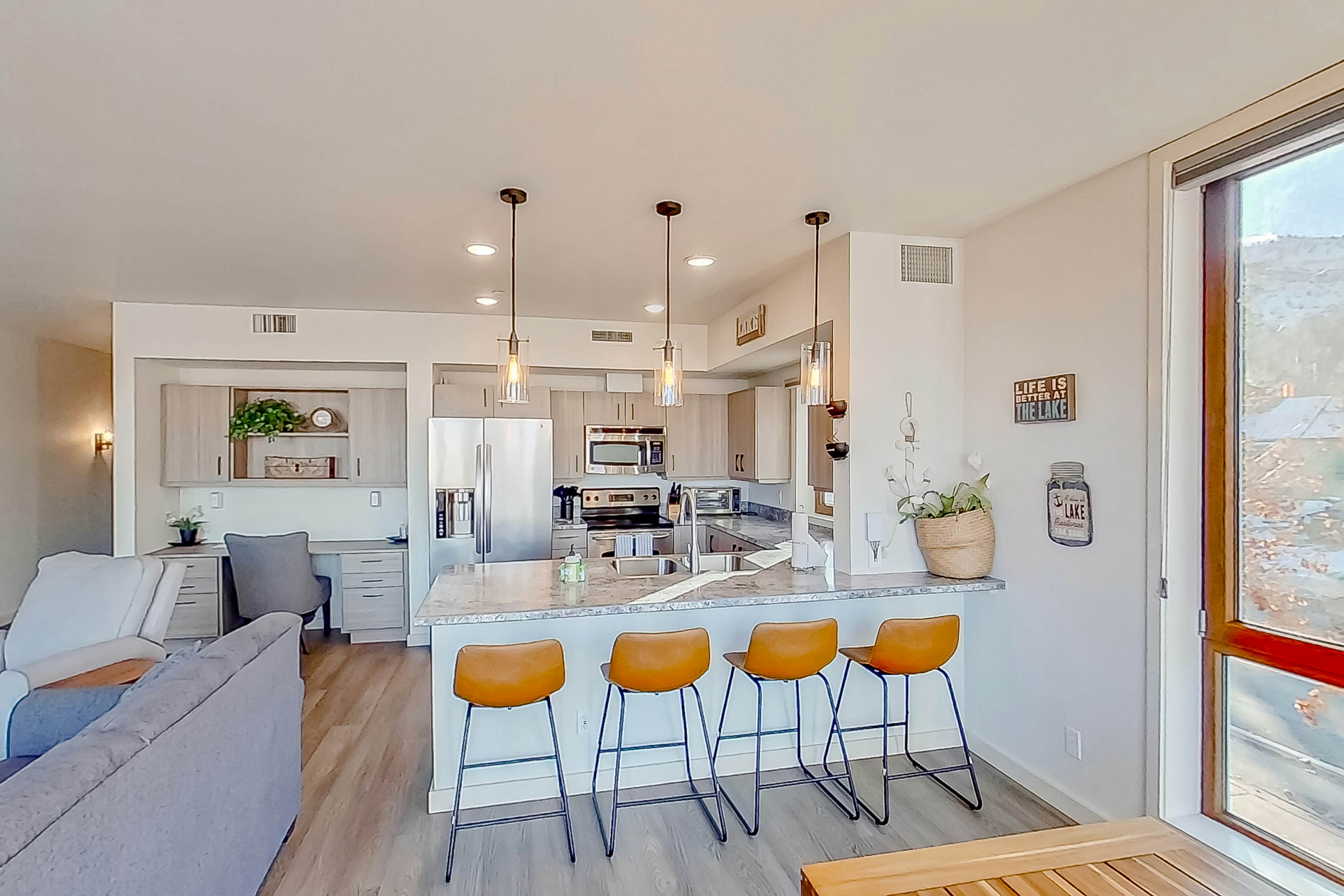 Chelan Resort Suites - Comfort by the Lake 201