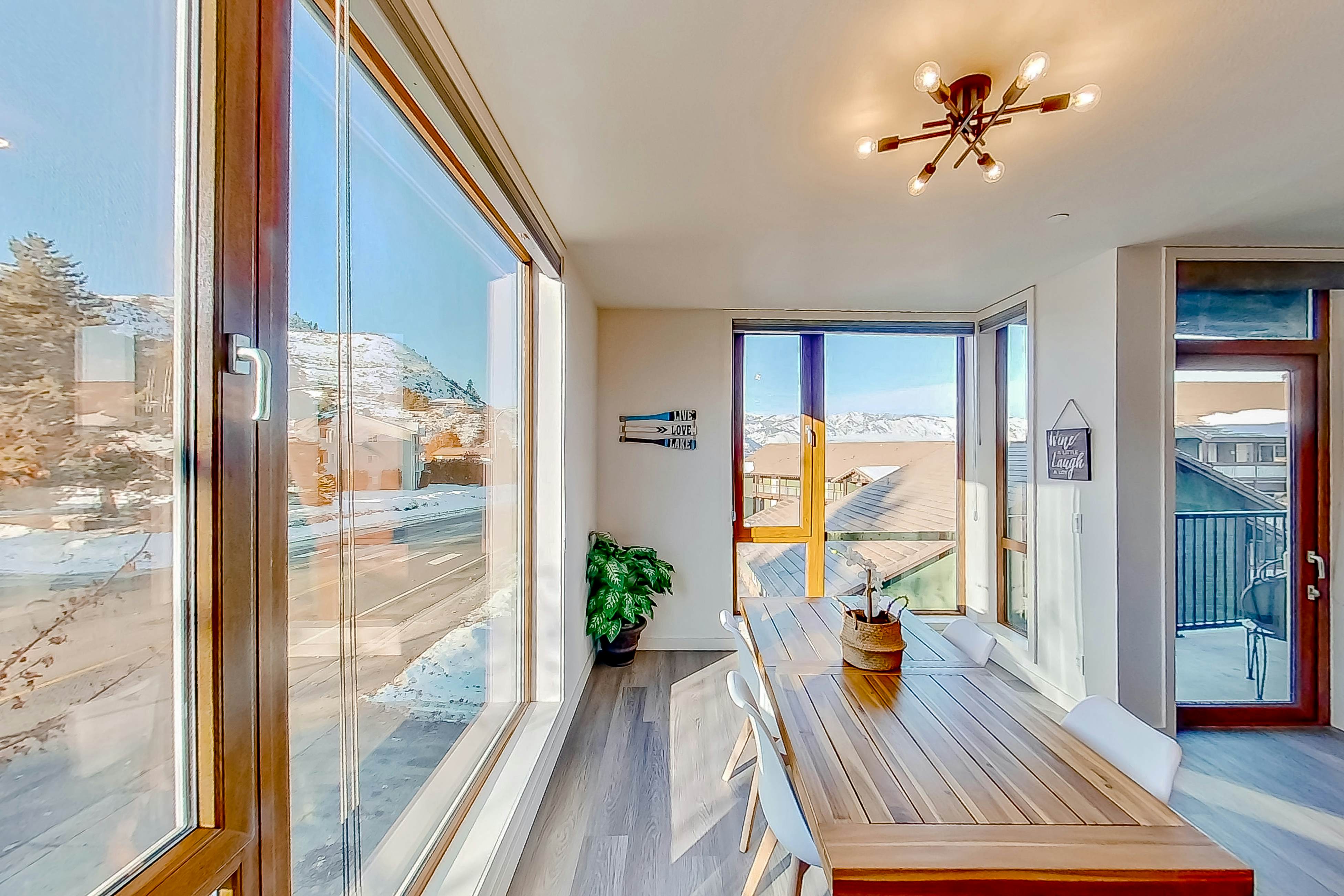 Chelan Resort Suites - Comfort by the Lake 201