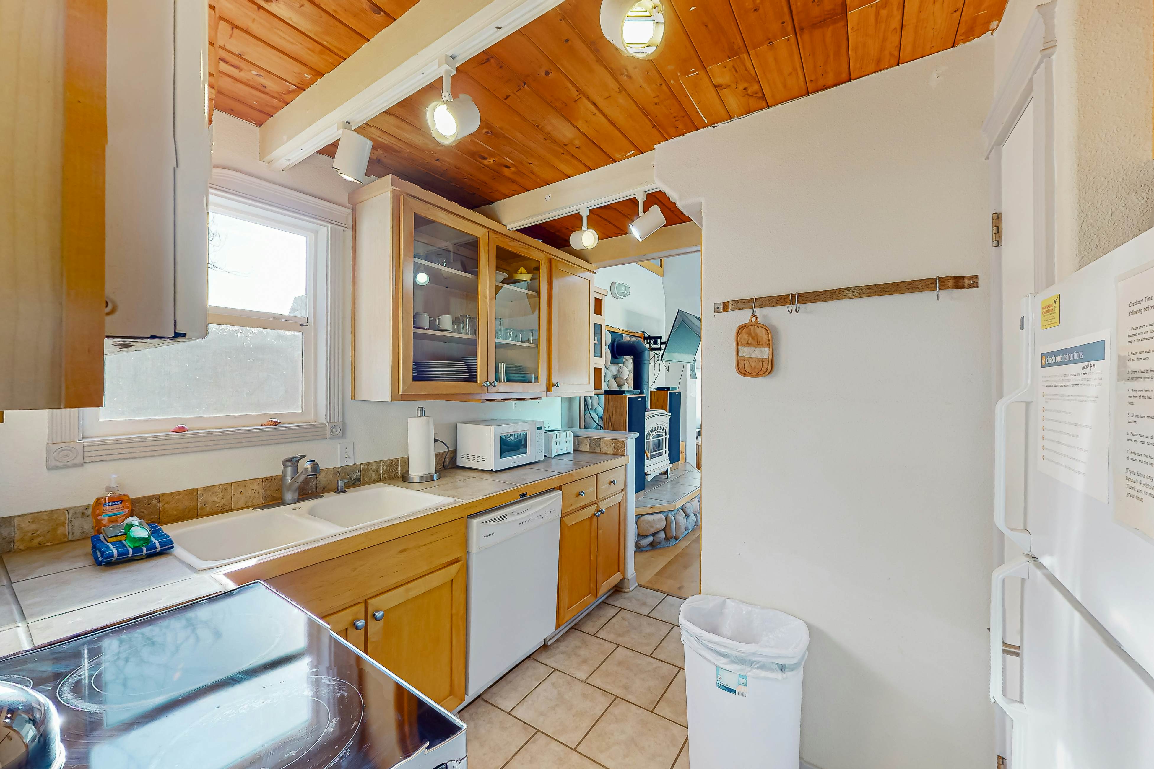 Depoe Bay Delight 2 BD Depoe Bay, OR Vacation Rental Vacasa