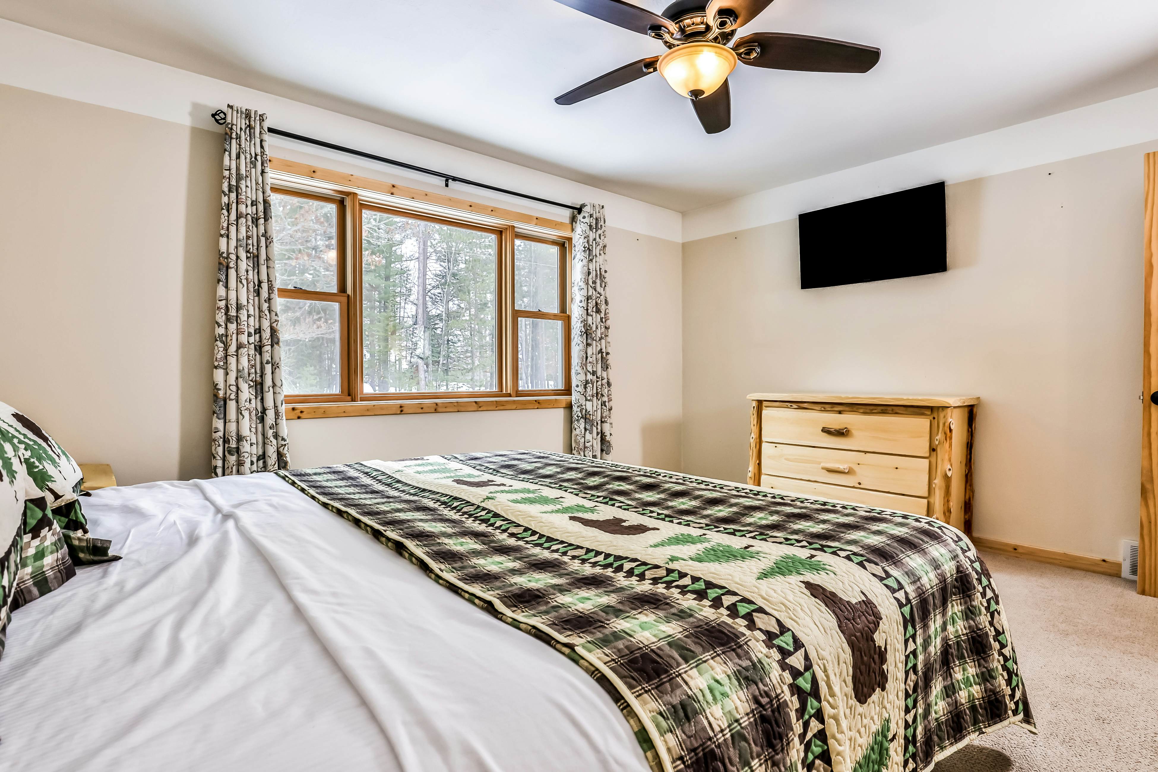 Echo Lodge 5 BD Mercer, WI Vacation Rental Vacasa
