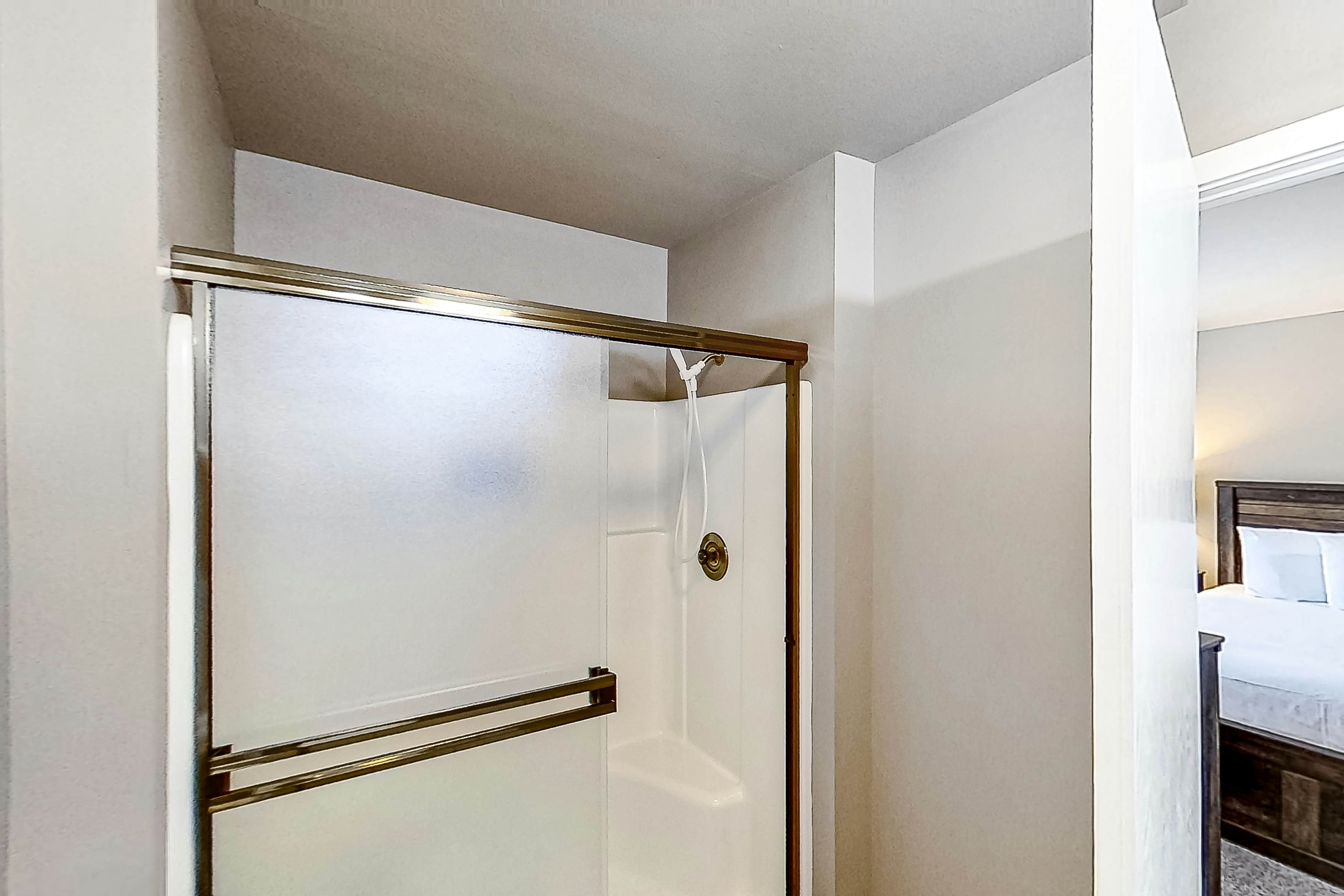 Lake Chelan Shores Sleek Stunner 19-4