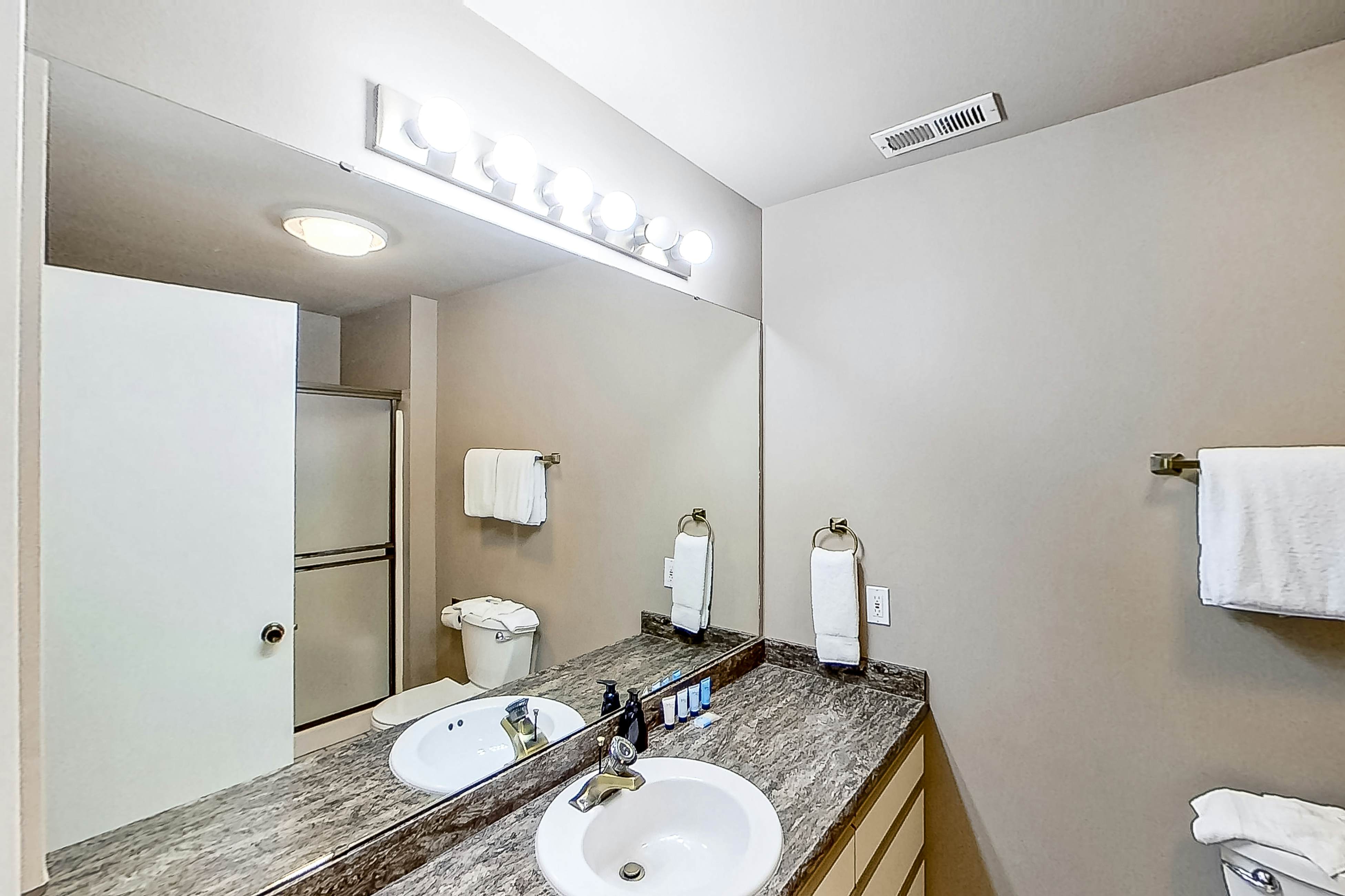 Lake Chelan Shores Sleek Stunner 19-4