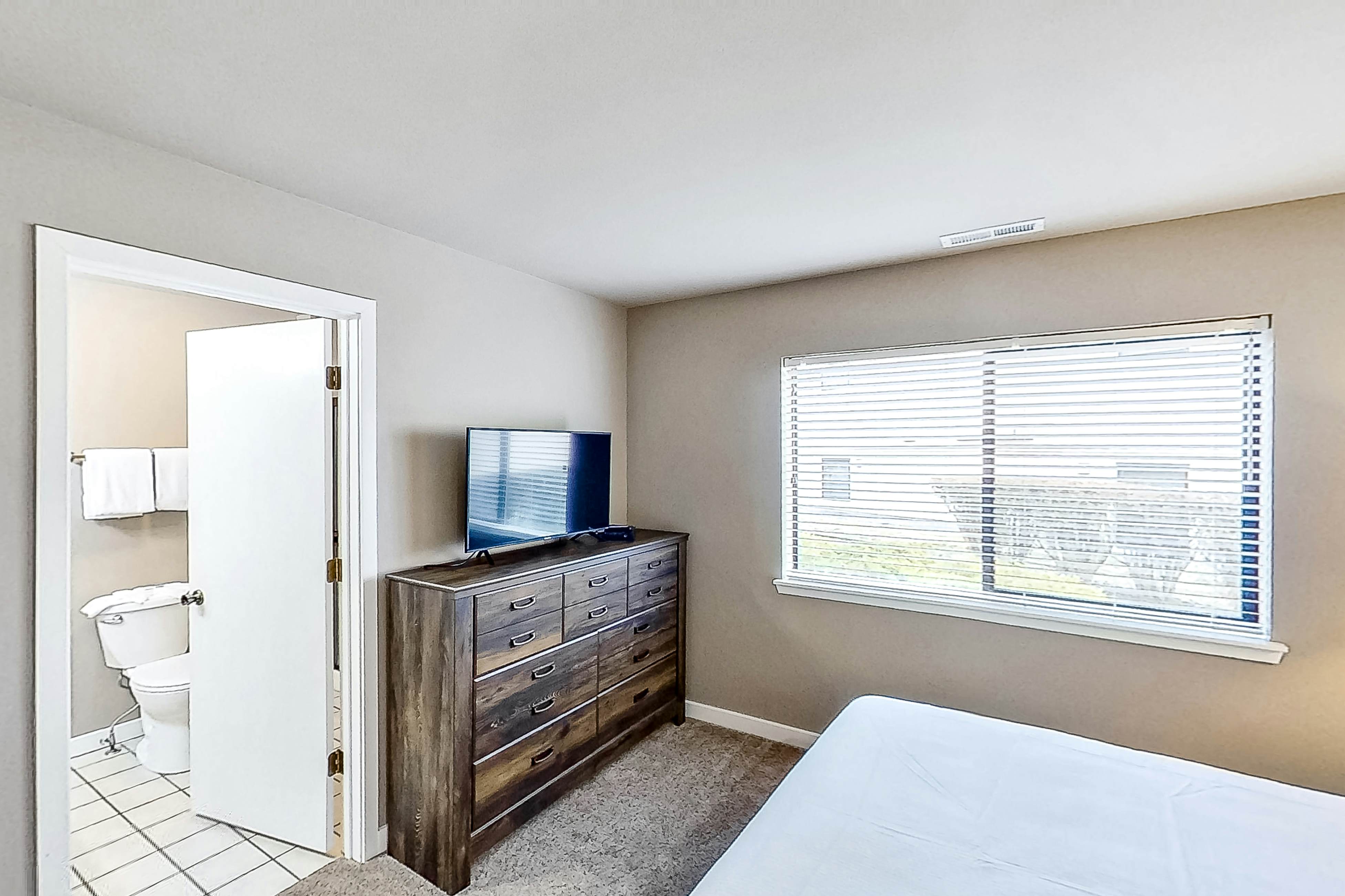 Lake Chelan Shores Sleek Stunner 19-4