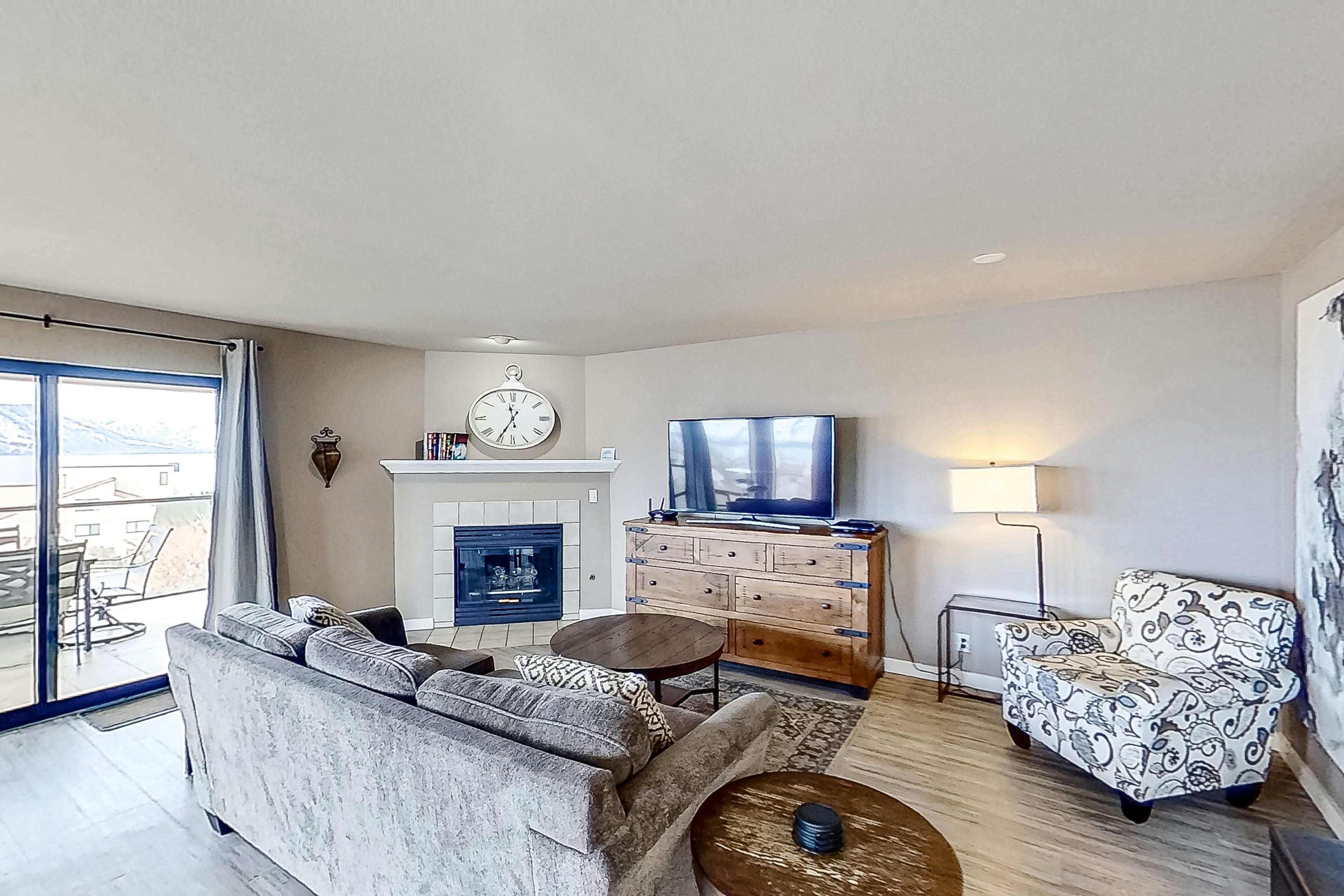 Lake Chelan Shores Sleek Stunner 19-4