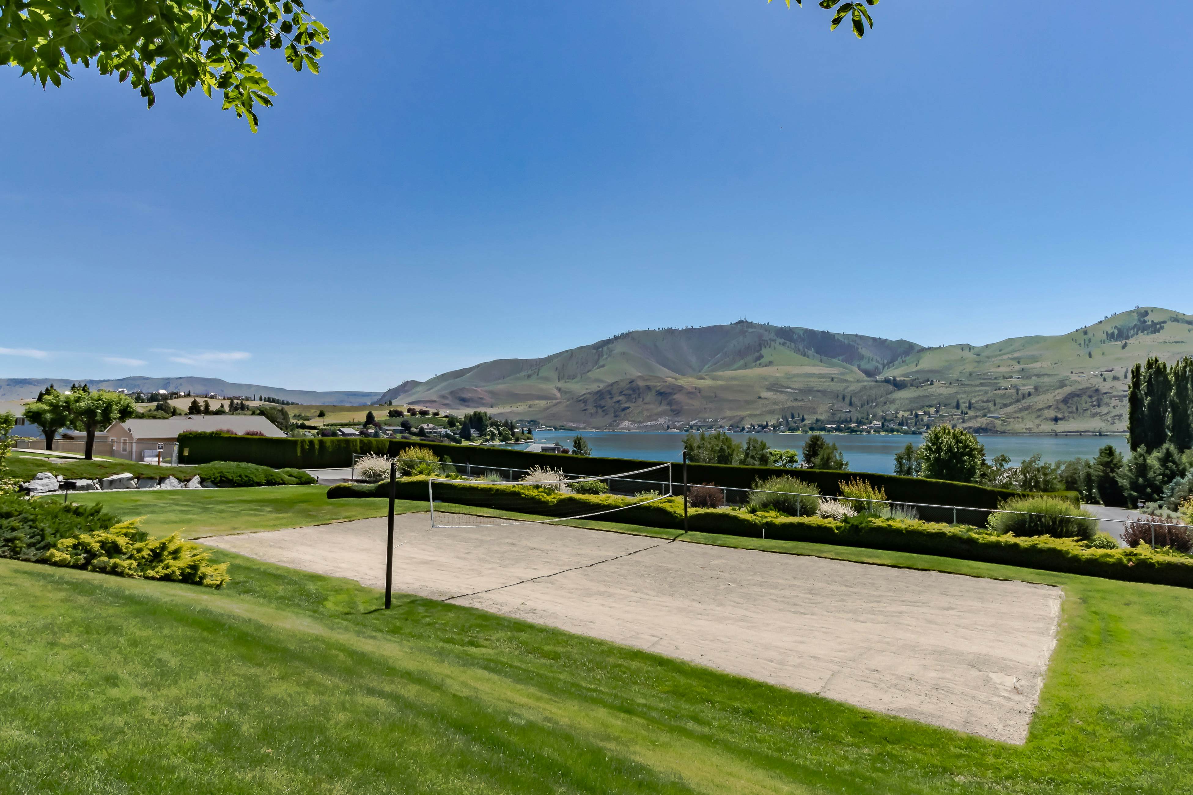 Lake Chelan Shores Sleek Stunner 19-4