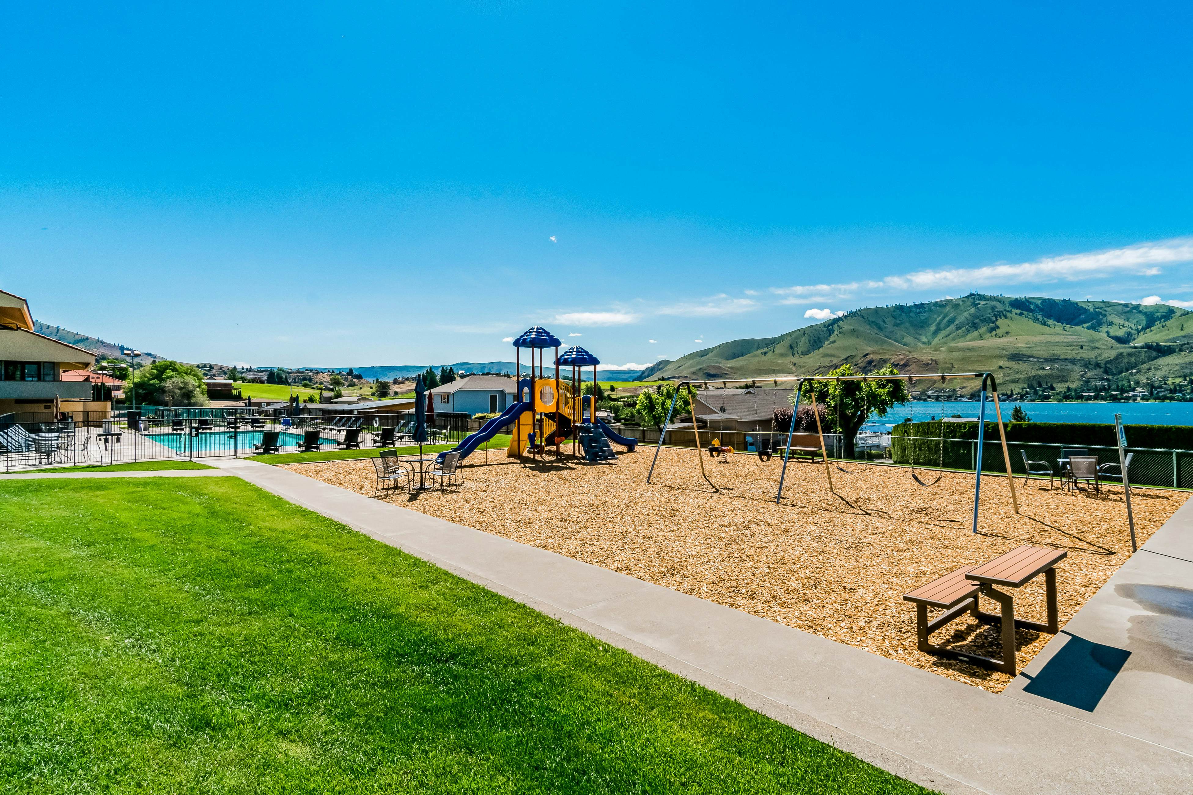 Lake Chelan Shores Sleek Stunner 19-4