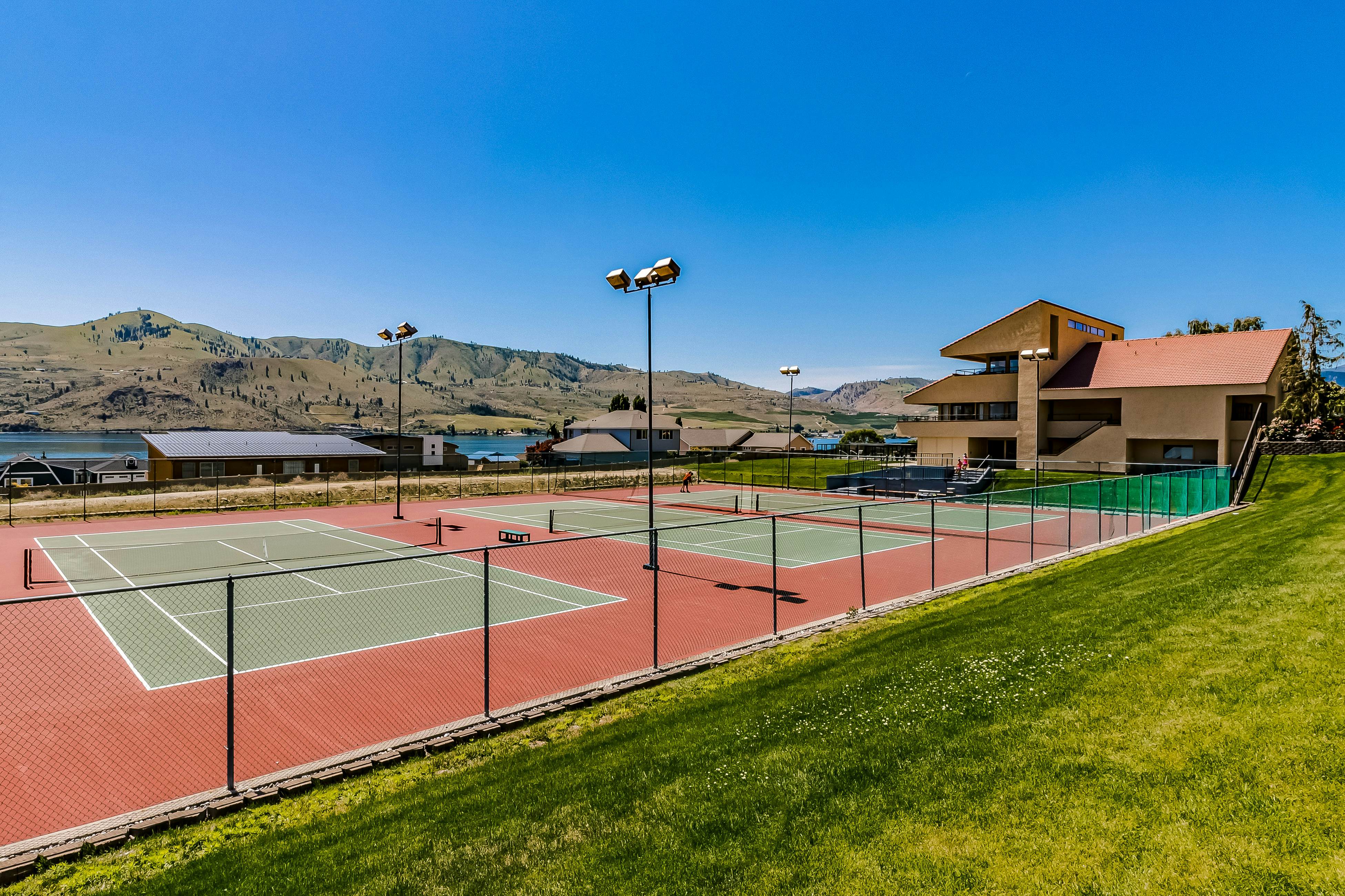 Lake Chelan Shores Sleek Stunner 19-4