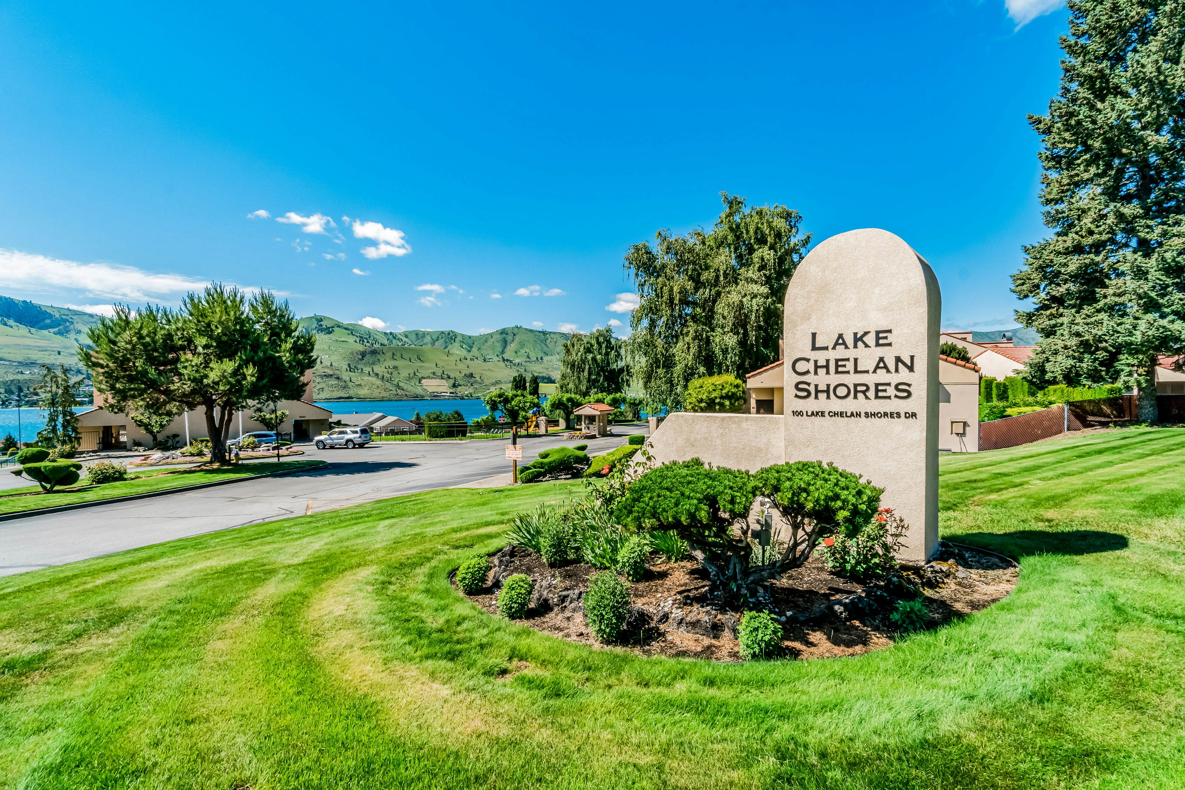 Lake Chelan Shores Sleek Stunner 19-4