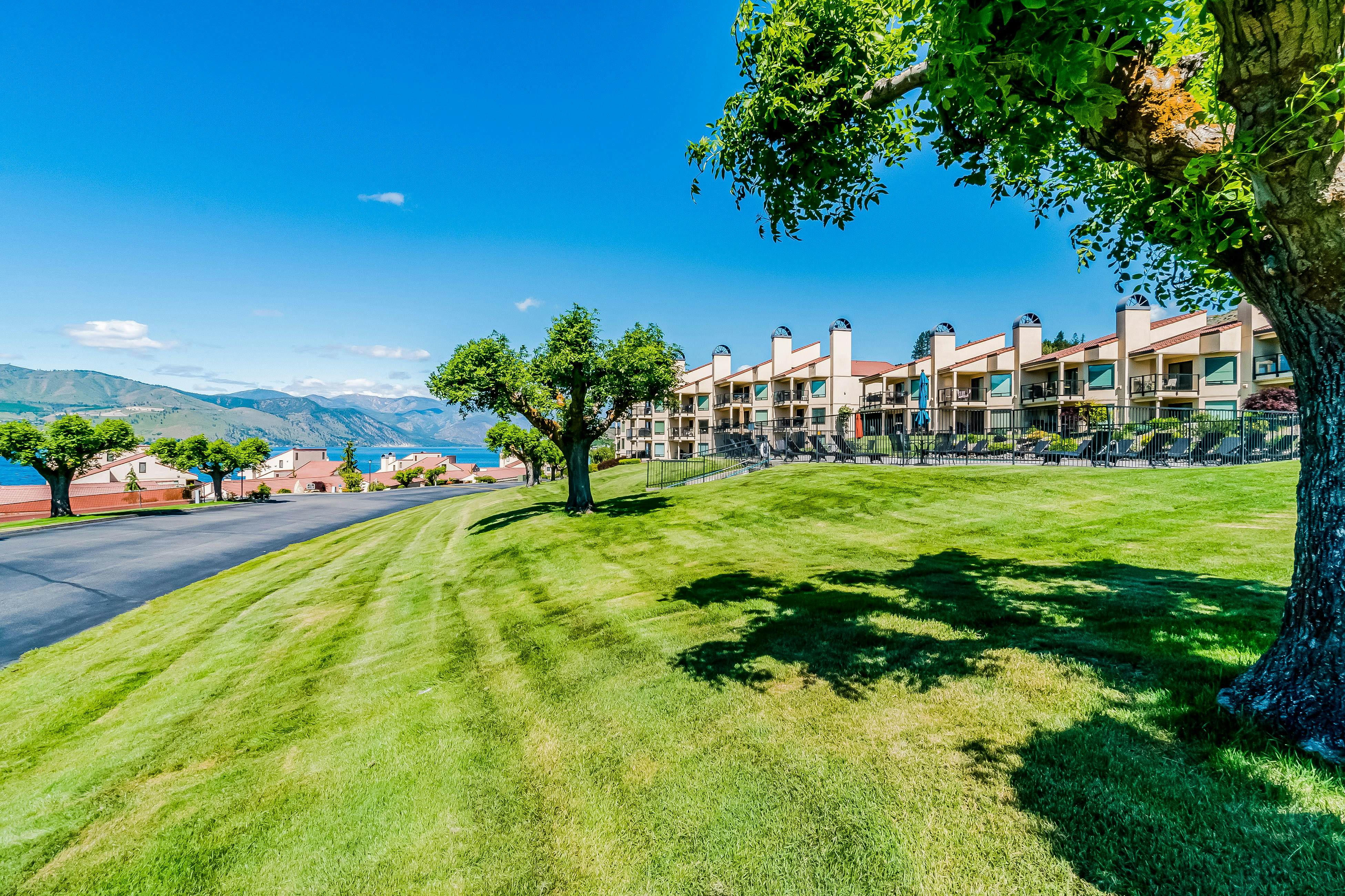 Lake Chelan Shores Sleek Stunner 19-4