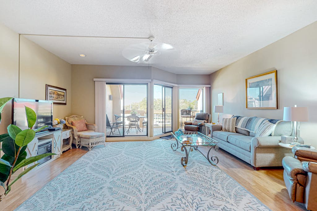 Charming bay view villa with pool, washer/dryer, balcony, TV, & full kitchen — Hilton Head, SC — vacation rental