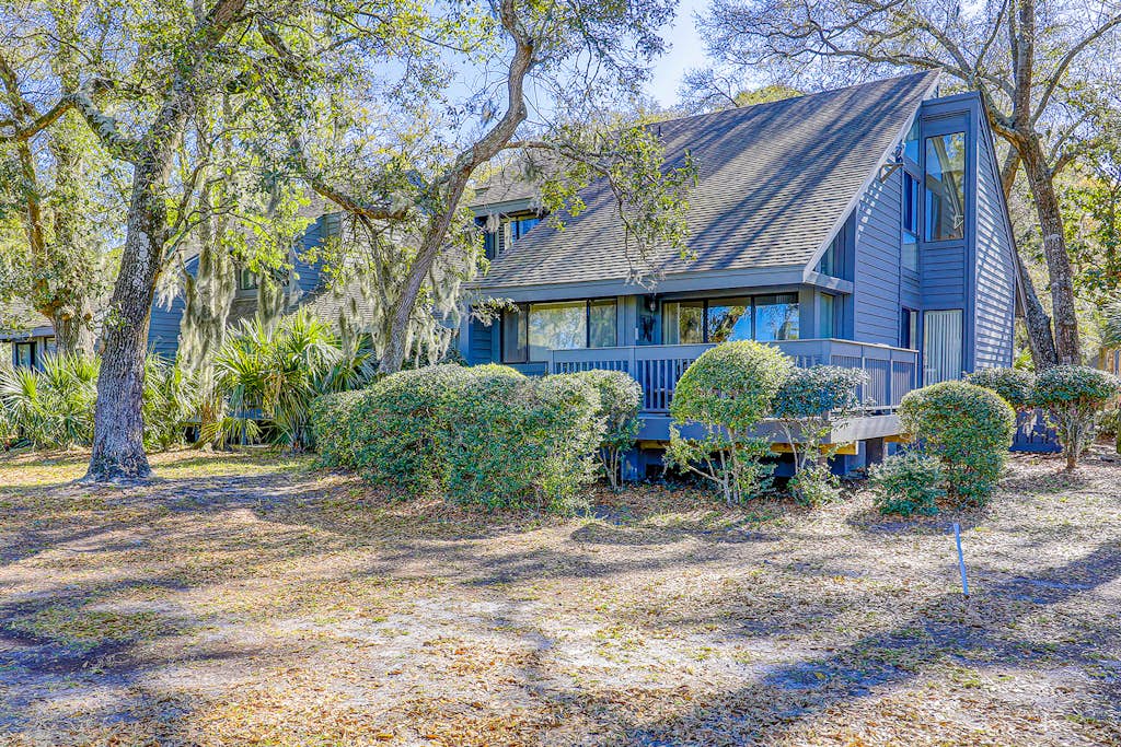 Golf course-view condo near beach with pool & private deck - dog-friendly — Hilton Head, SC — vacation rental