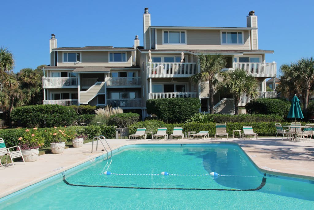 Beautiful villa surrounded by lush landscaping - walk to beach, golf & pool — Isle of Palms, SC — vacation rental
