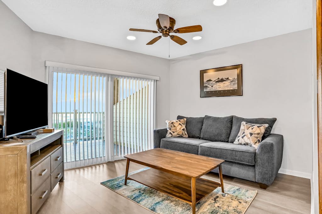 Charming Gulf front condo with balcony full kitchen central AC and WD — Treasure Island, FL — vacation rental