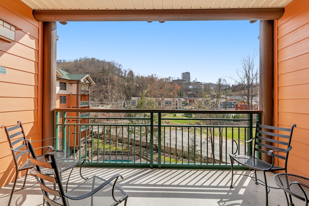 Comfy Condo Near Downtown, Sleeps 6, Jetted Tub, Gym — Gatlinburg, TN — vacation rental