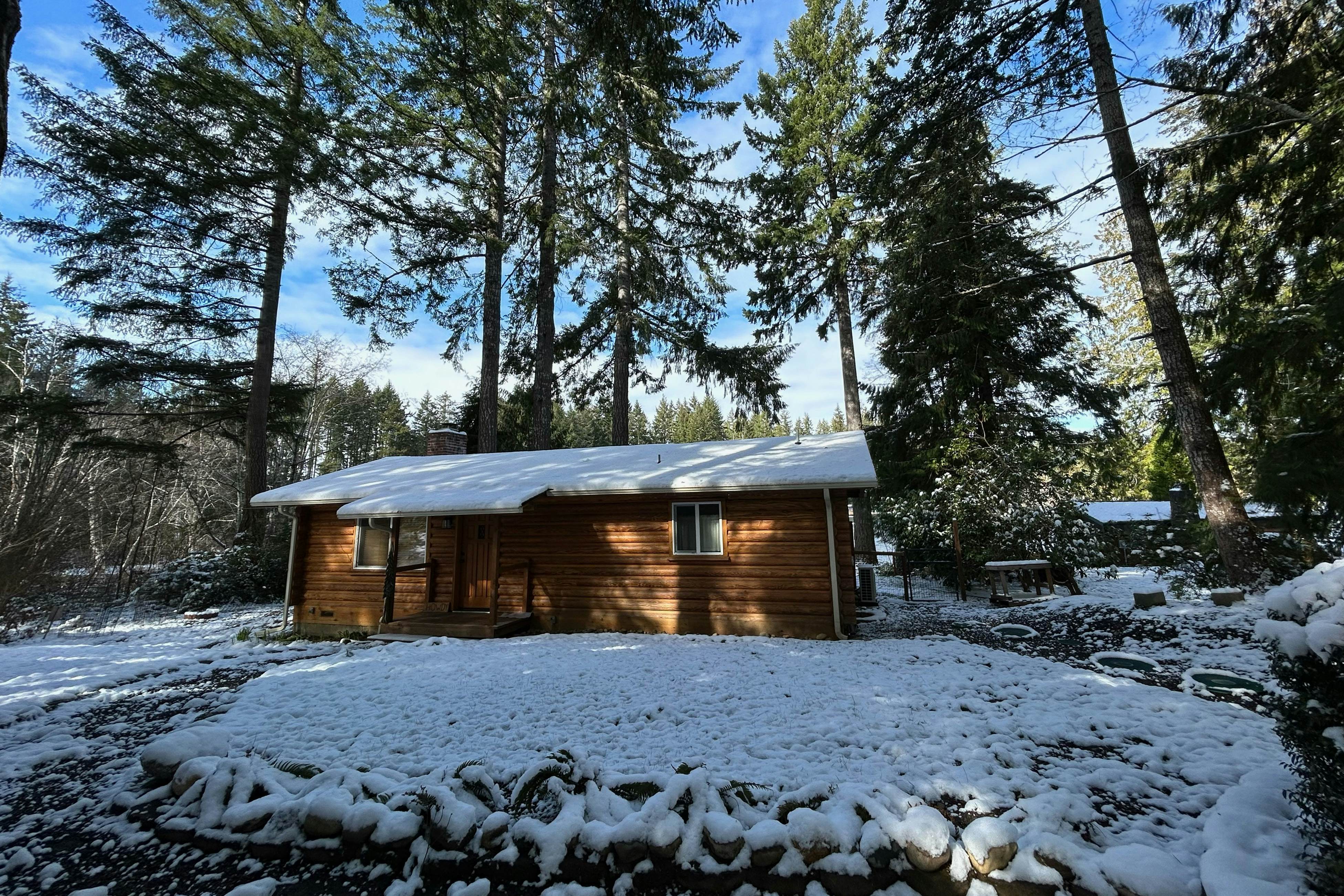 Best Catch Vintage Lakeside Log Cabin