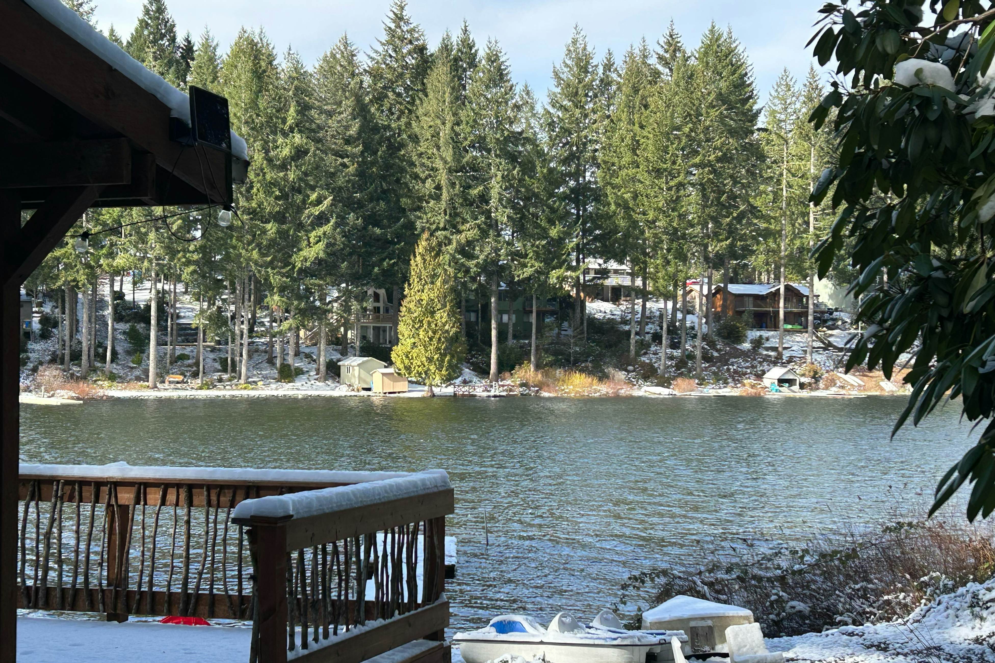 Best Catch Vintage Lakeside Log Cabin