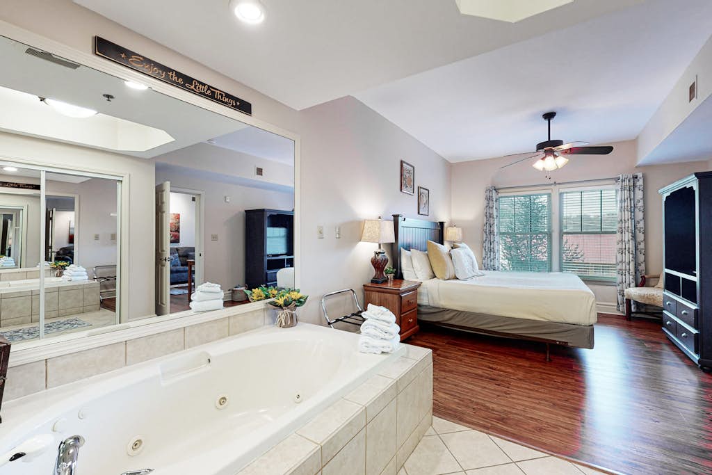 Heart of Gatlinburg, Walk to Parkway, Gym, Jetted Tub โ Gatlinburg, TN โ vacation rental