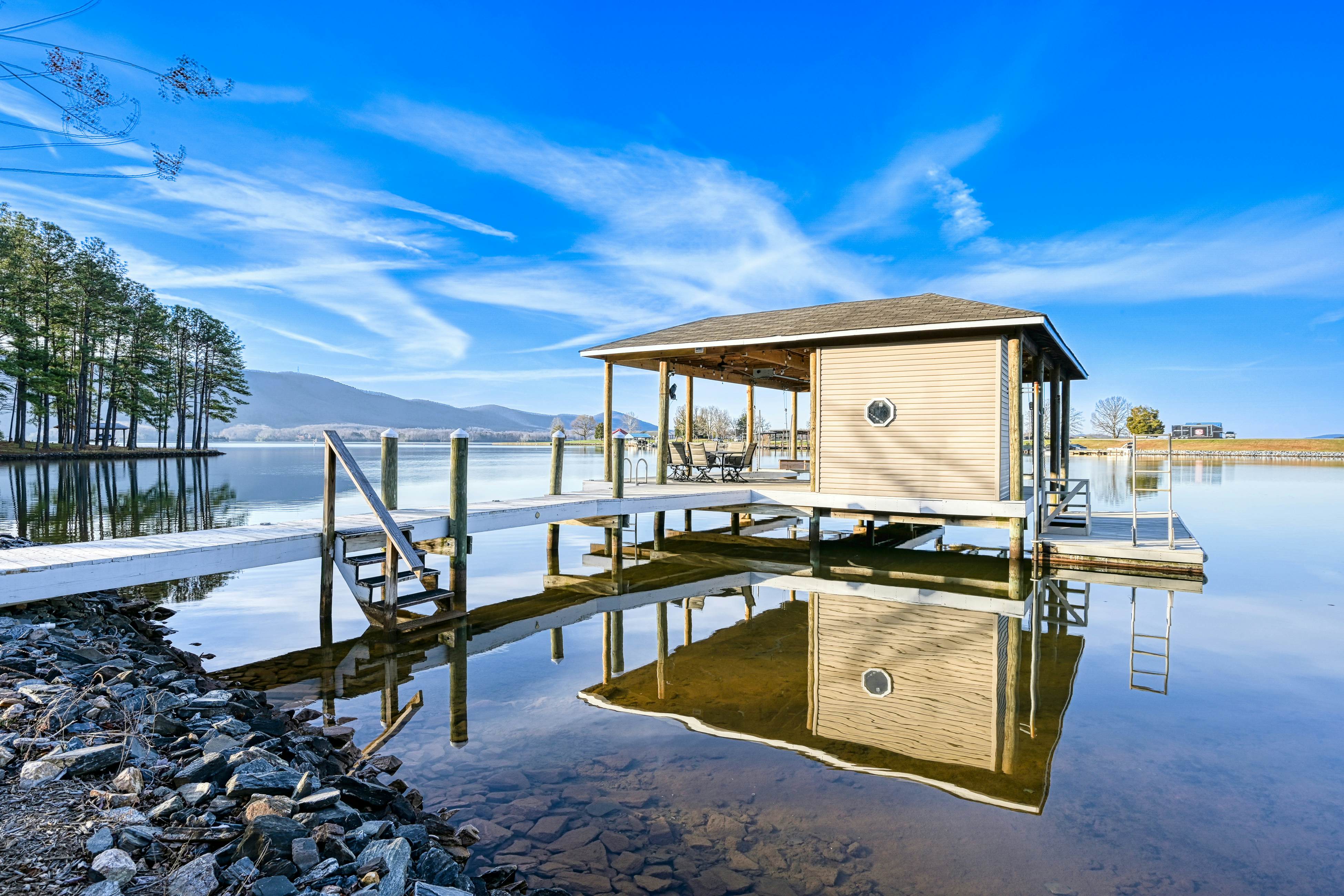 Doc Side 4 BD Huddleston, VA Vacation Rental Vacasa