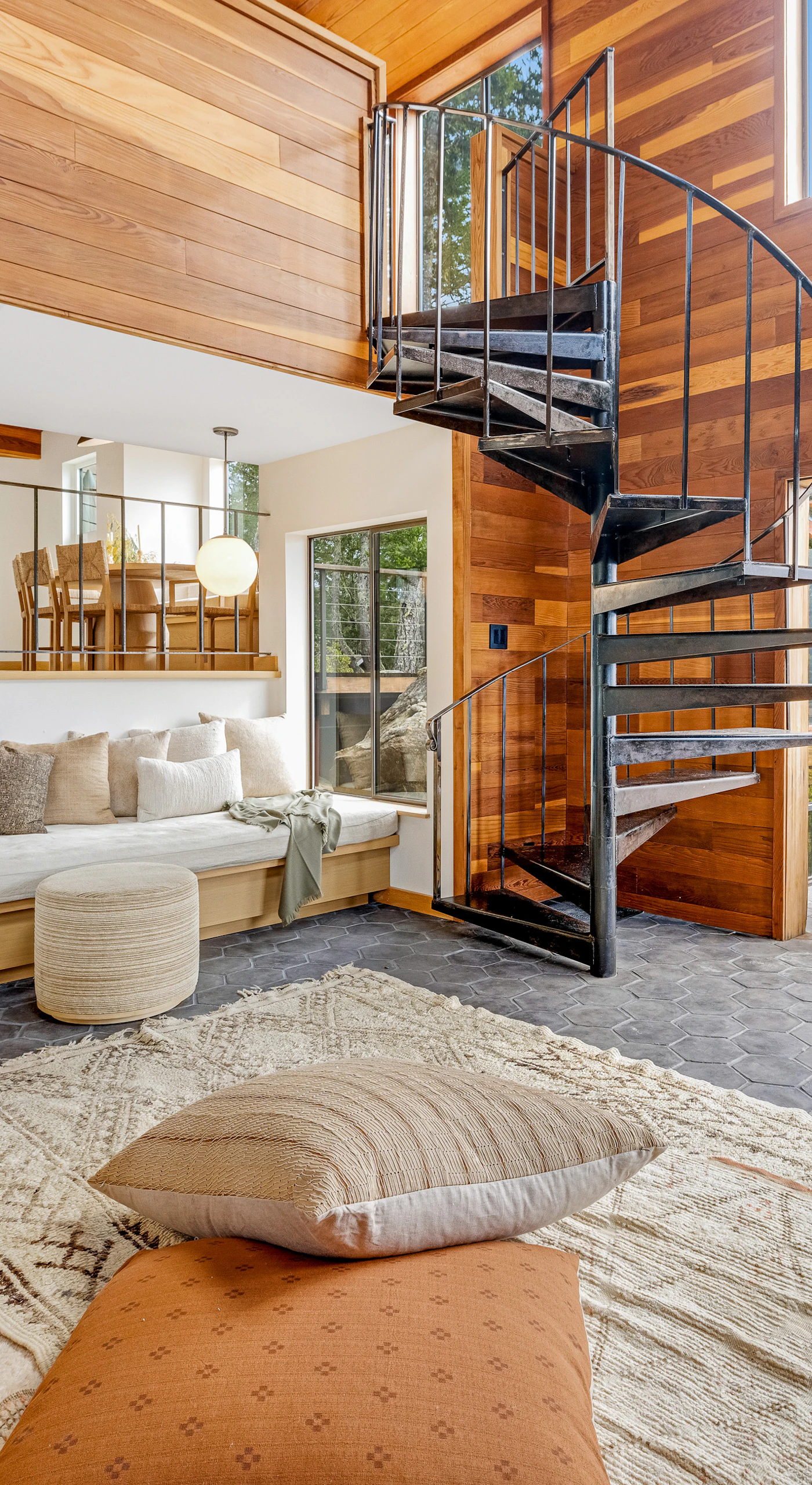 Step into a stylish living space where modern design meets coastal charm, creating the perfect atmosphere for relaxation and connection.