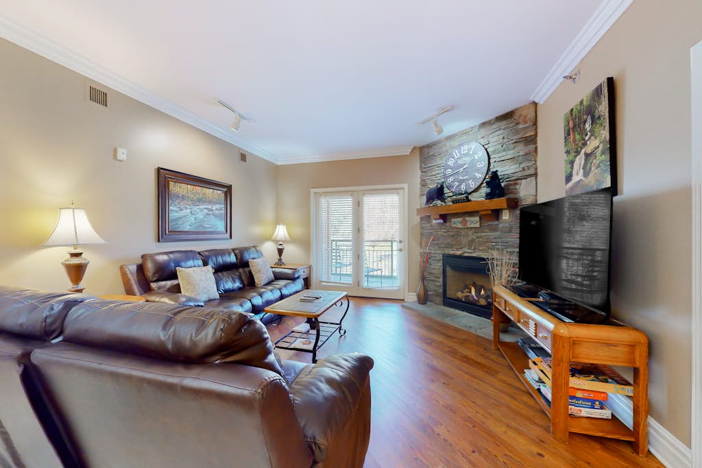 Welcoming Condo W Jetted Tub, Sleeps 6, Fireplace โ Gatlinburg, TN โ vacation rental