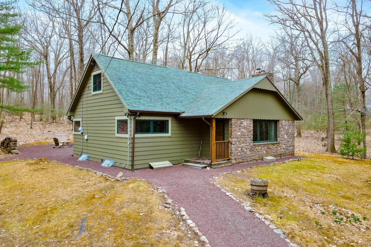 Woodland Cabin Retreat 4 BD Lake Harmony, PA Vacation Rental Vacasa
