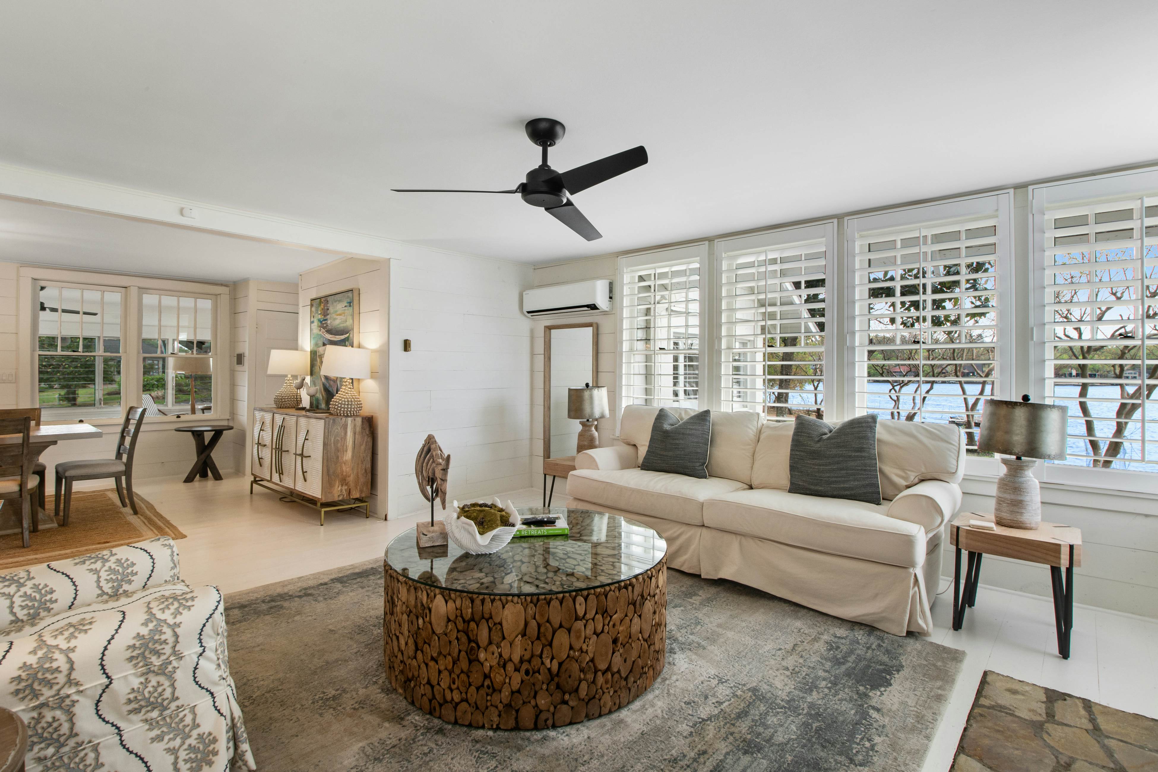 The Magnolia White House