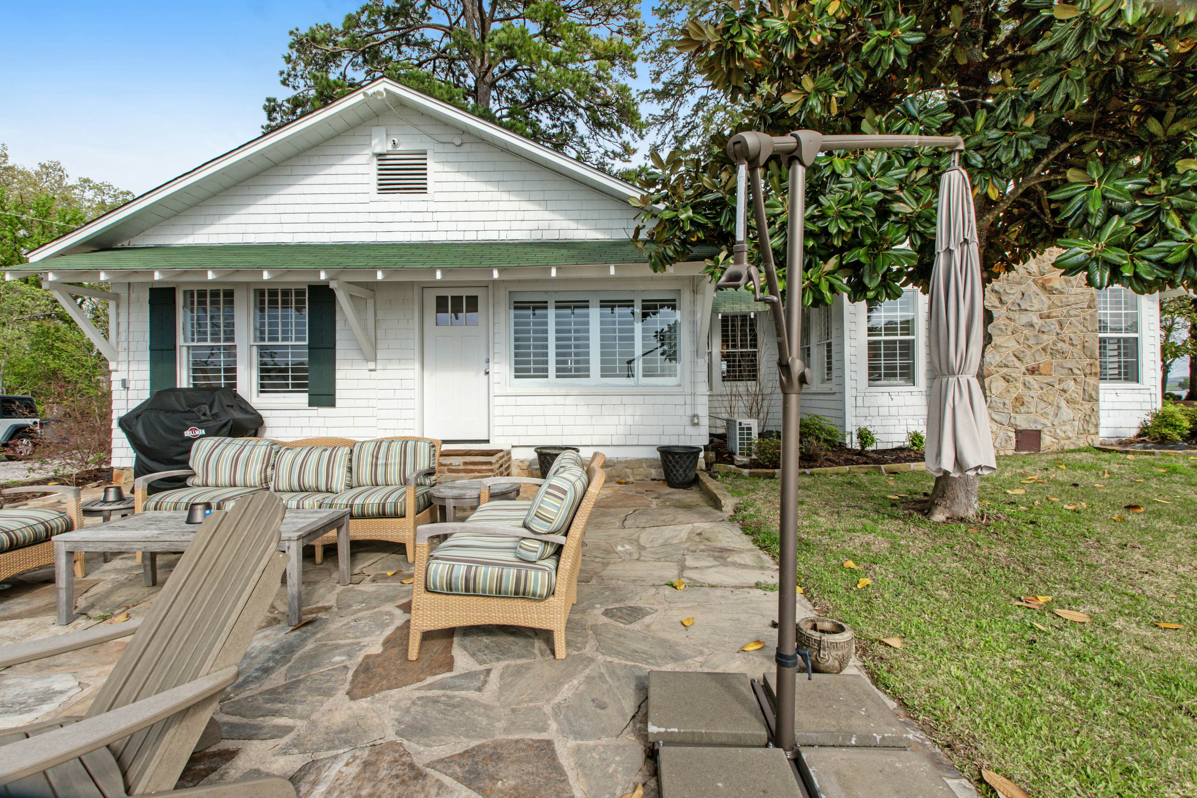 The Magnolia White House