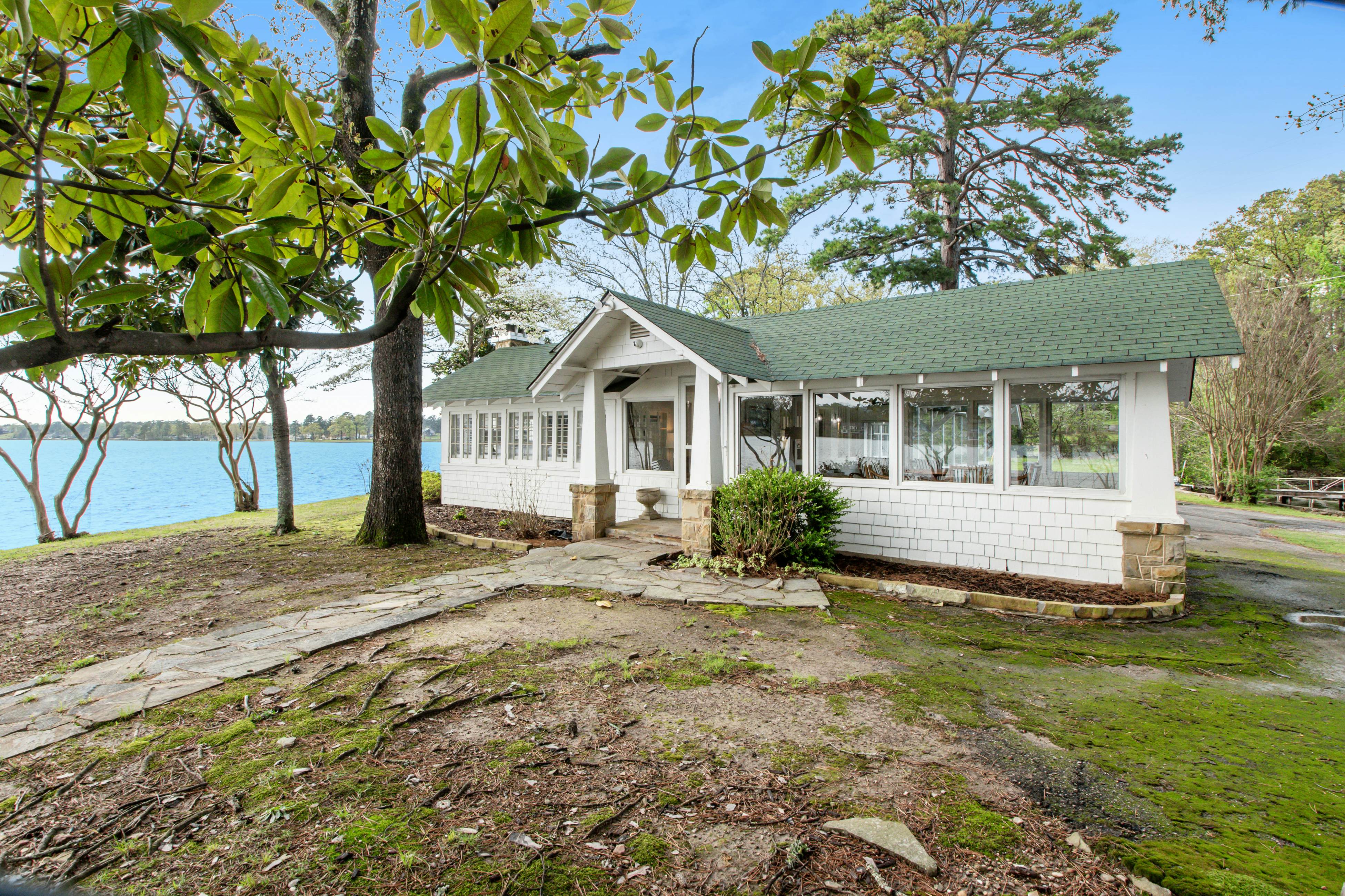 The Magnolia White House