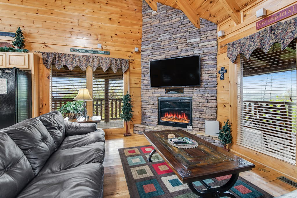 Mtn View Cabin W Hot Tub, Sleeps 8, Resort Pool — Sevierville, TN — vacation rental