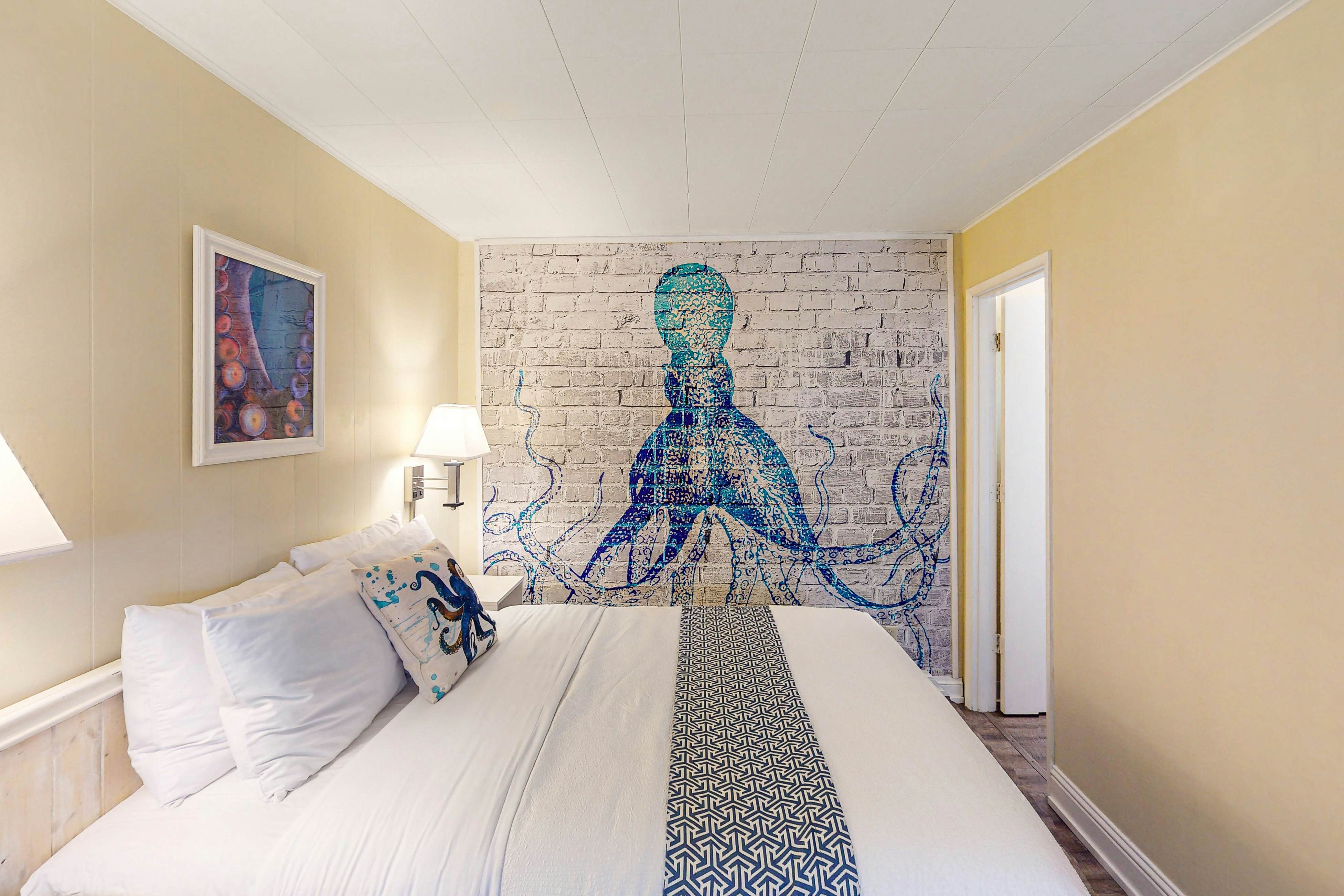 Lamplighter Inn - 112 Octopus Encounter