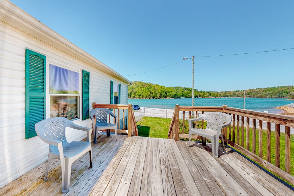 Riverfront Stay, Sleeps 6, Deck, Firepit, Water View โ Norris Lake, TN โ vacation rental
